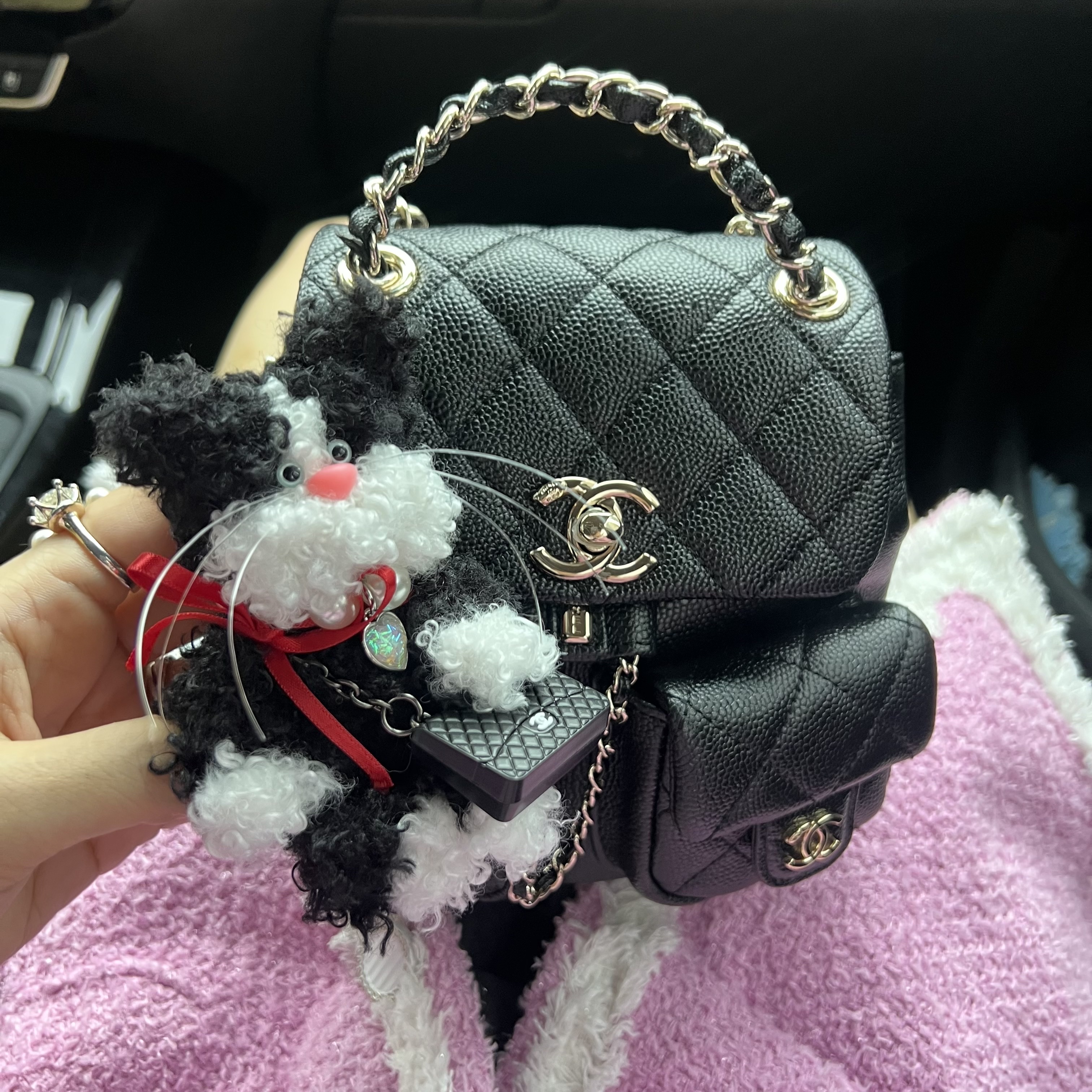 Chanel Small Backpack Grained Shiny Calfskin & Gold Black 착용 스타일 - 2