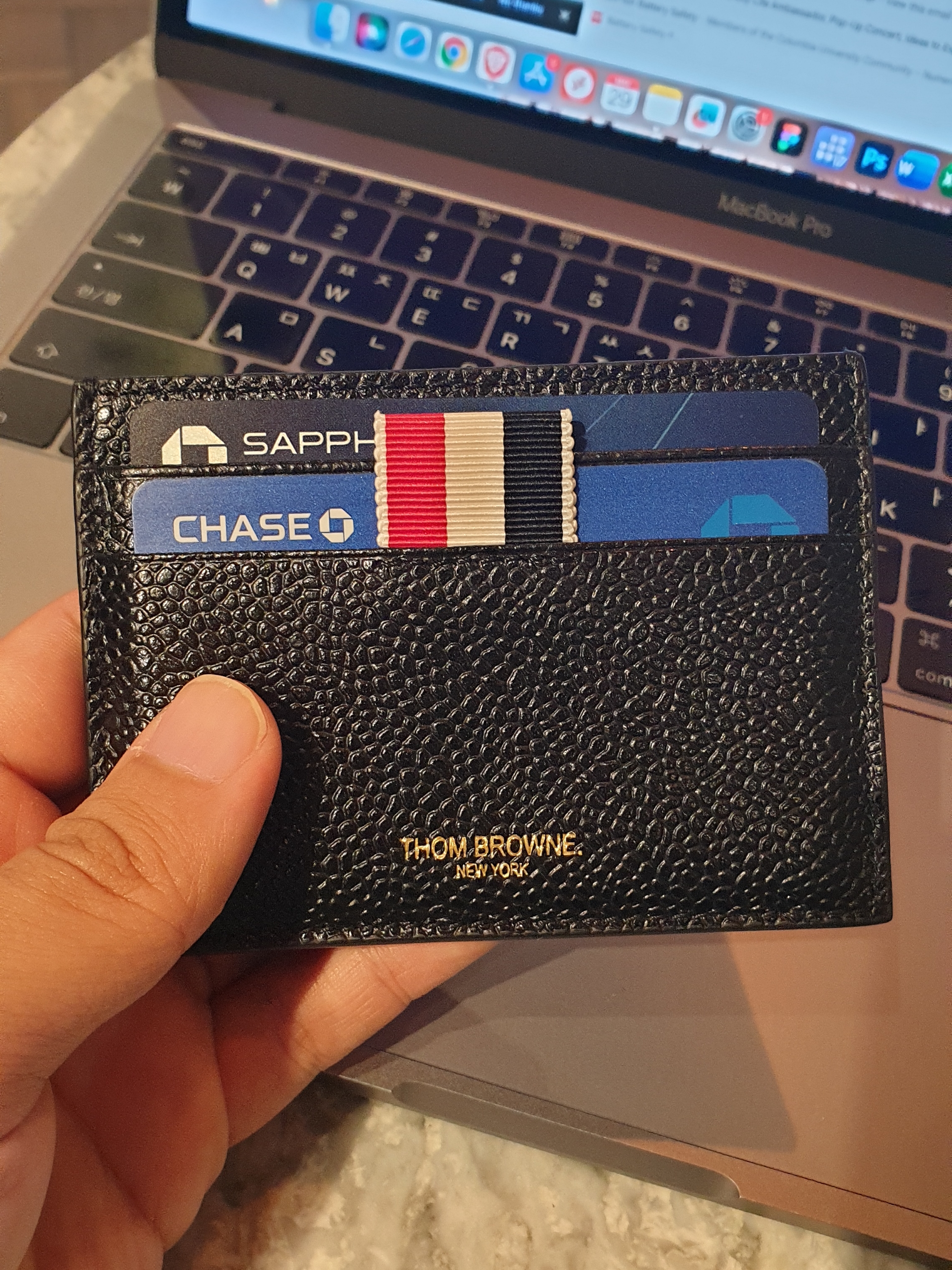 Thom Browne Pebble Grain Leather Stripe Note Compartment Card Holder Black 착용 스타일 - 1