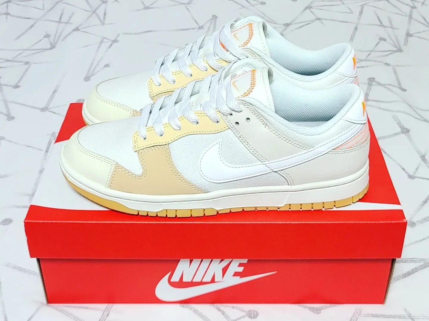 Nike Dunk Low SE Pale Vanilla and Sail 착용 스타일 - 2