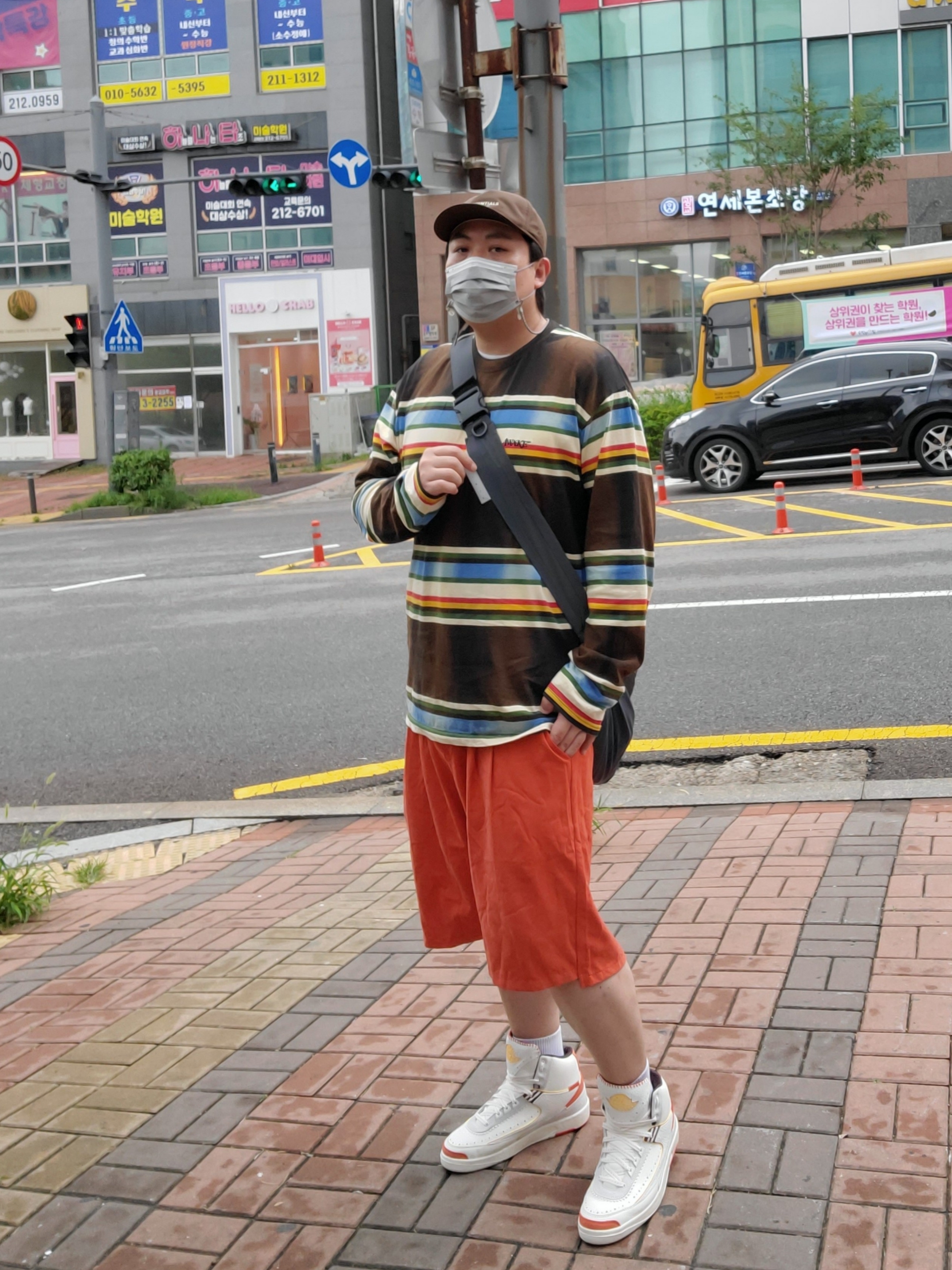 Jordan 2 x Maison Chateau Rouge Retro SP Orange and Sail, Essentials x New Era Retro Crown Strapback Brown 착용 스타일 - 2