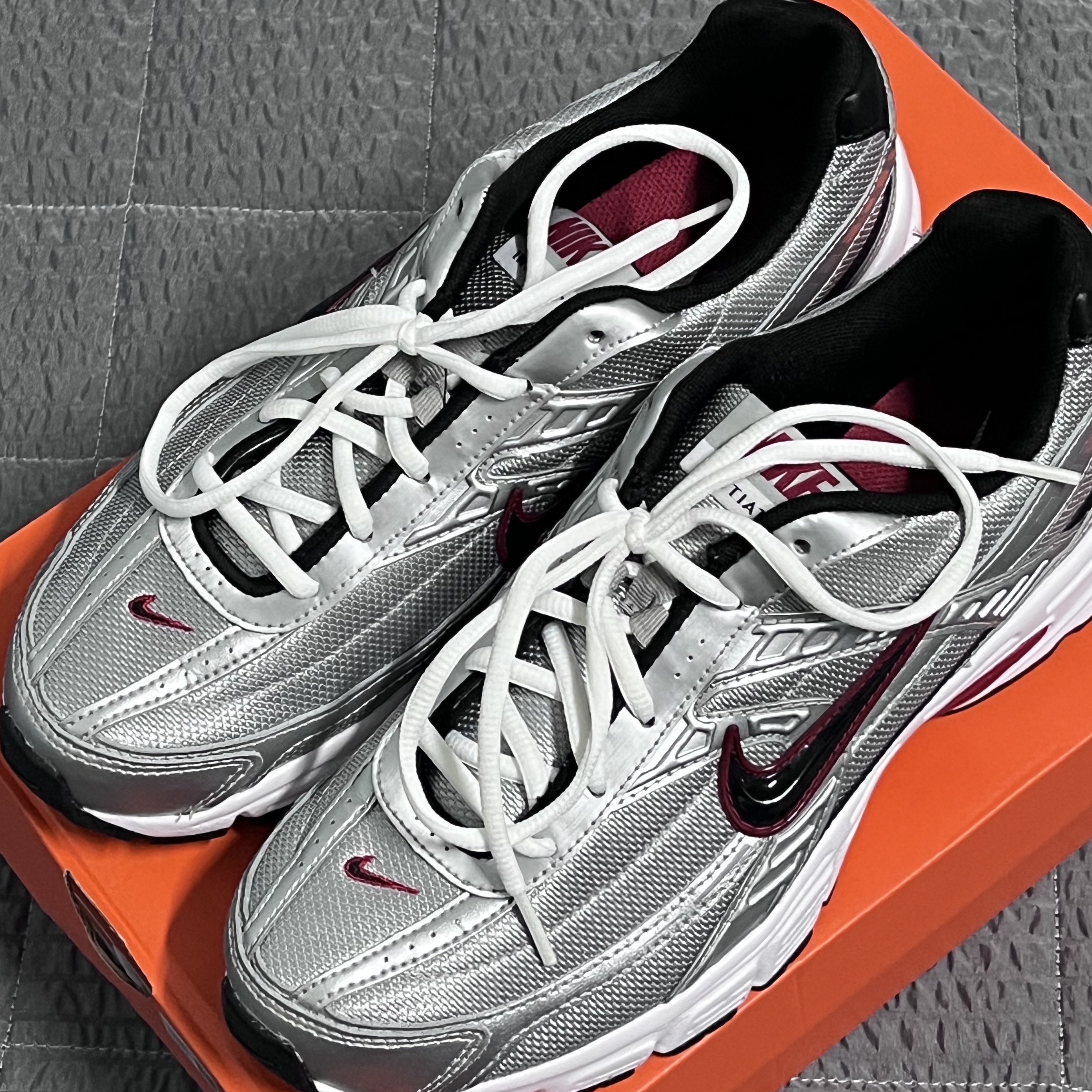 Nike Initiator Metallic Silver Black 착용 스타일