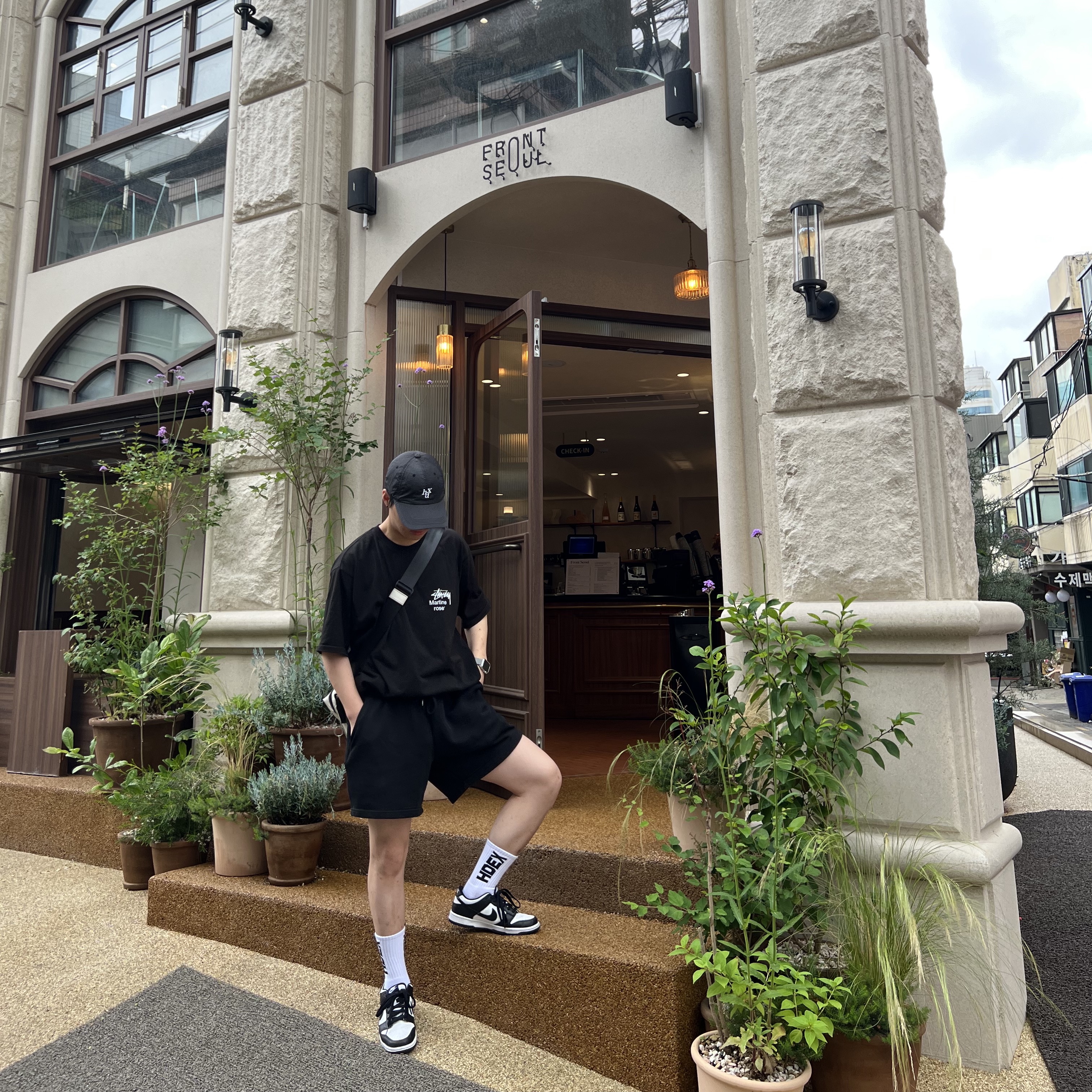 Stussy x Martine Rose Collage Pigment Dyed T-Shirt Black, Nike Dunk Low Retro Black 착용 스타일 - 1