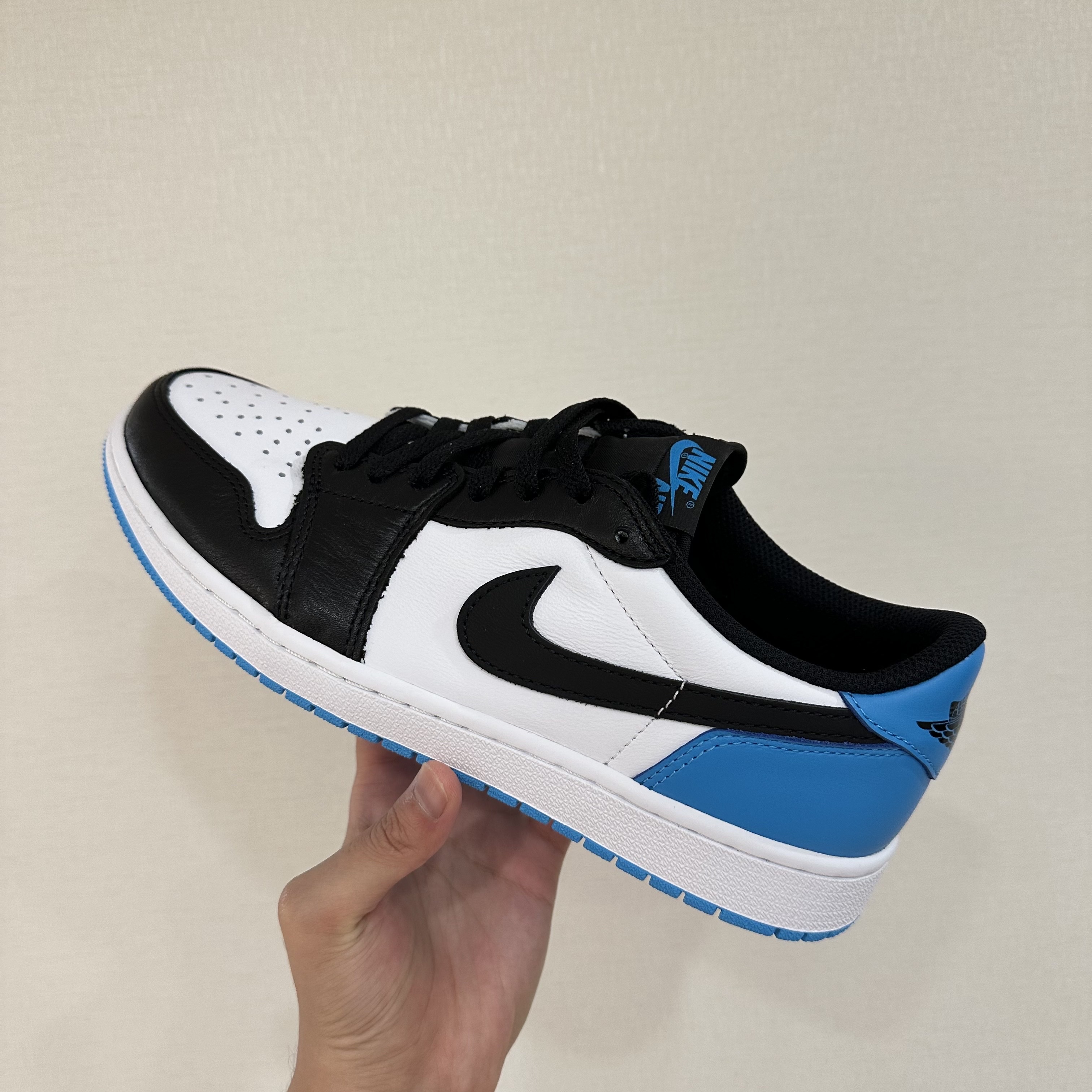 Jordan 1 Retro Low OG Black and Dark Powder Blue 착용 스타일