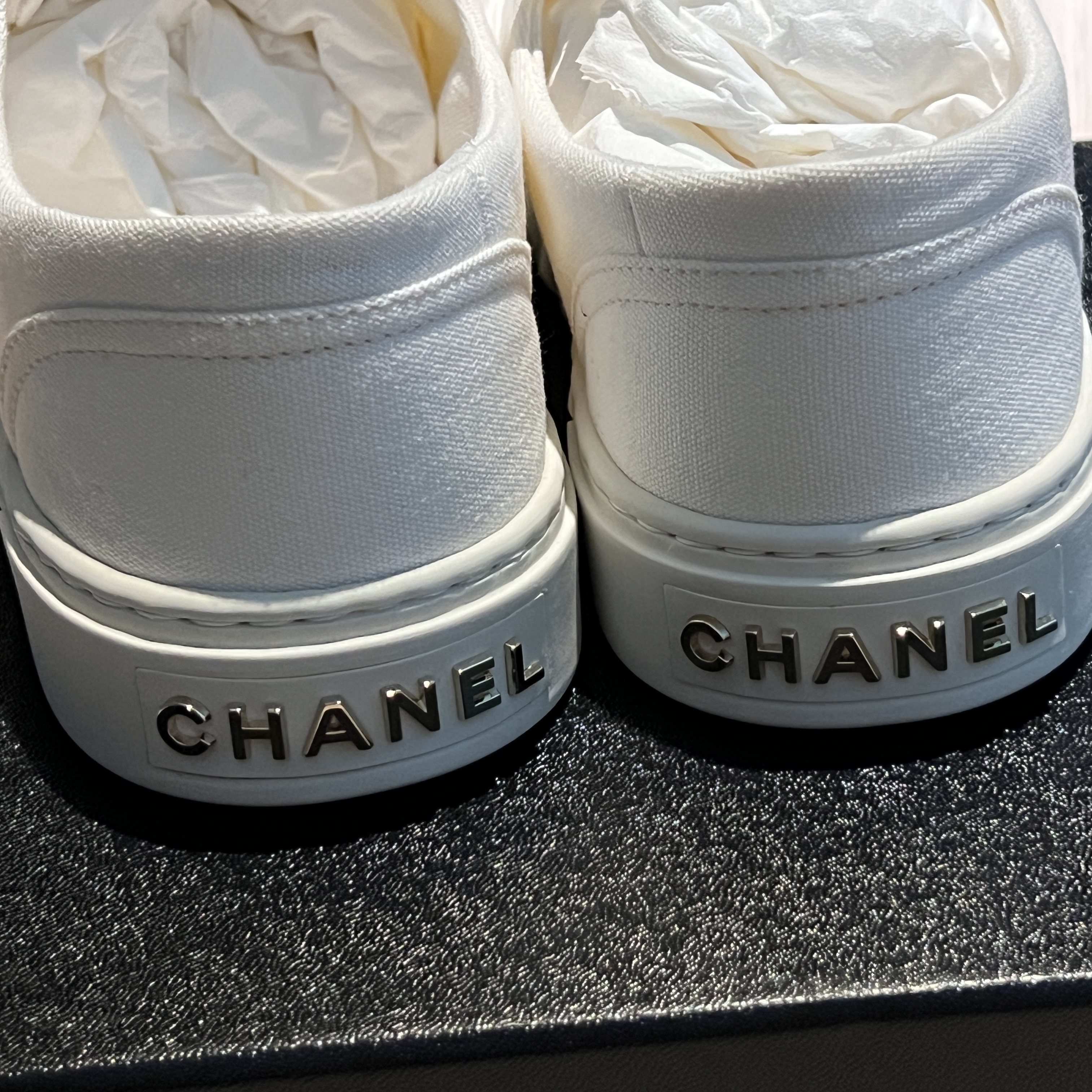 (W) Chanel Sneakers Cotton Grosgrain & Ivory Black 착용 스타일 - 2