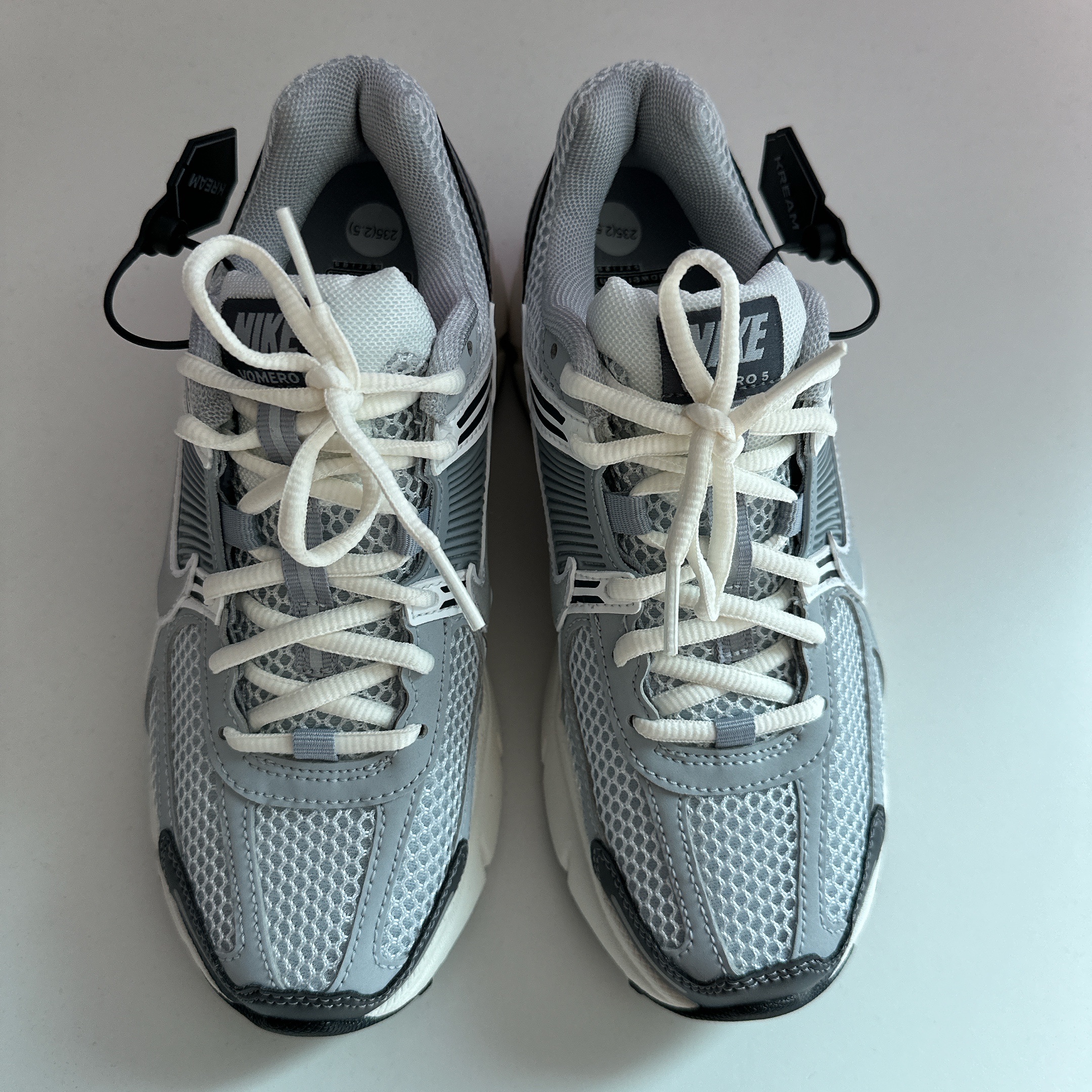 (W) Nike Zoom Vomero 5 Pure Platinum Metallic Silver 착용 스타일 - 4