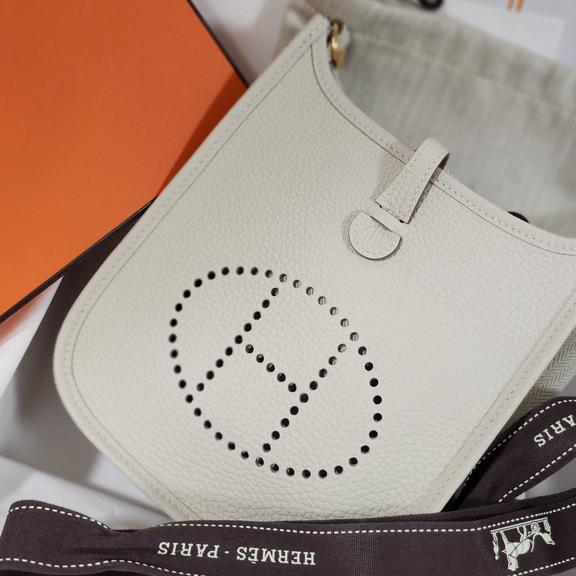 Hermes Evelyne 16 Amazone Bag Clemence & Gold Craie Blanc 착용 스타일