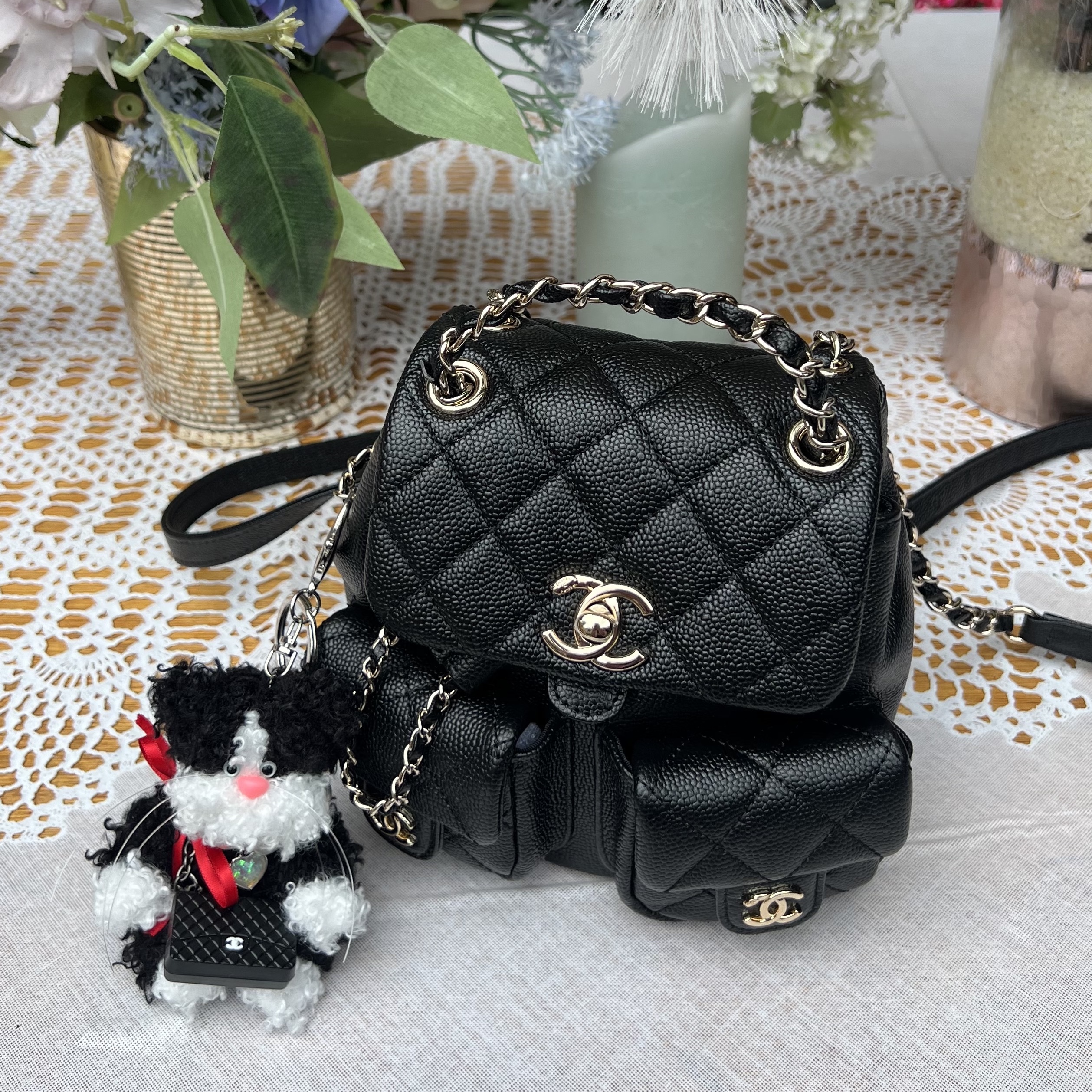Chanel Small Backpack Grained Shiny Calfskin & Gold Black 착용 스타일 - 1