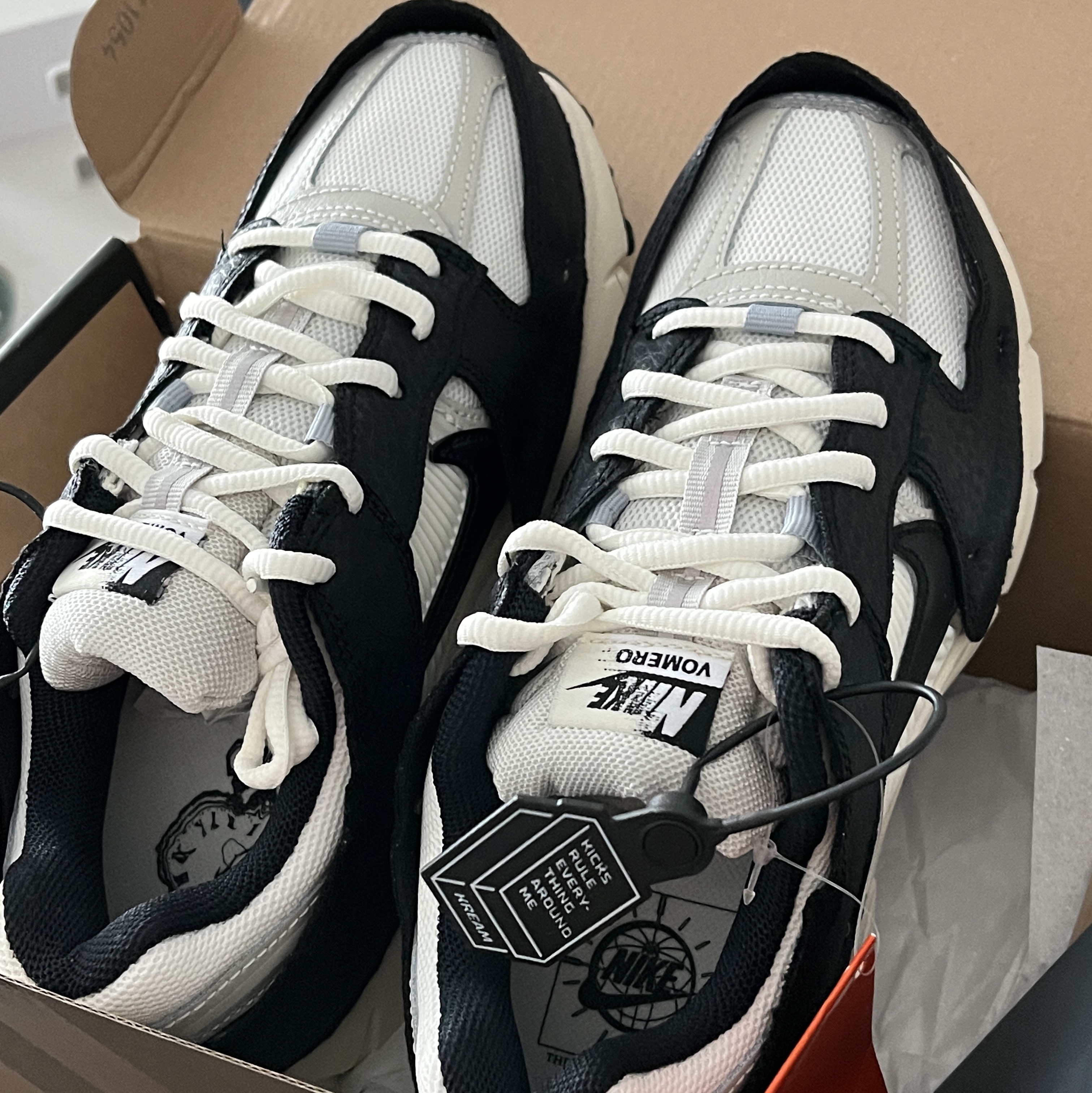 (W) Nike Zoom Vomero 5 Wolf Grey and Black 착용 스타일