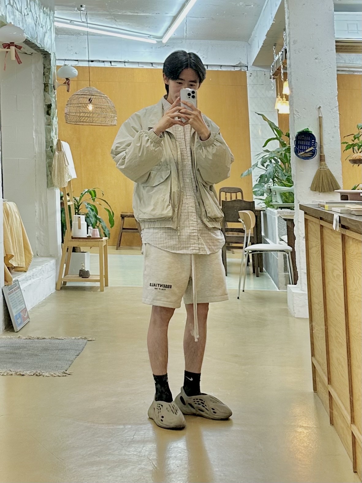 Adidas Yeezy Foam RNNR Stone Sage, Essentials The Core Collection Sweatshorts Light Oatmeal 착용 스타일 - 1