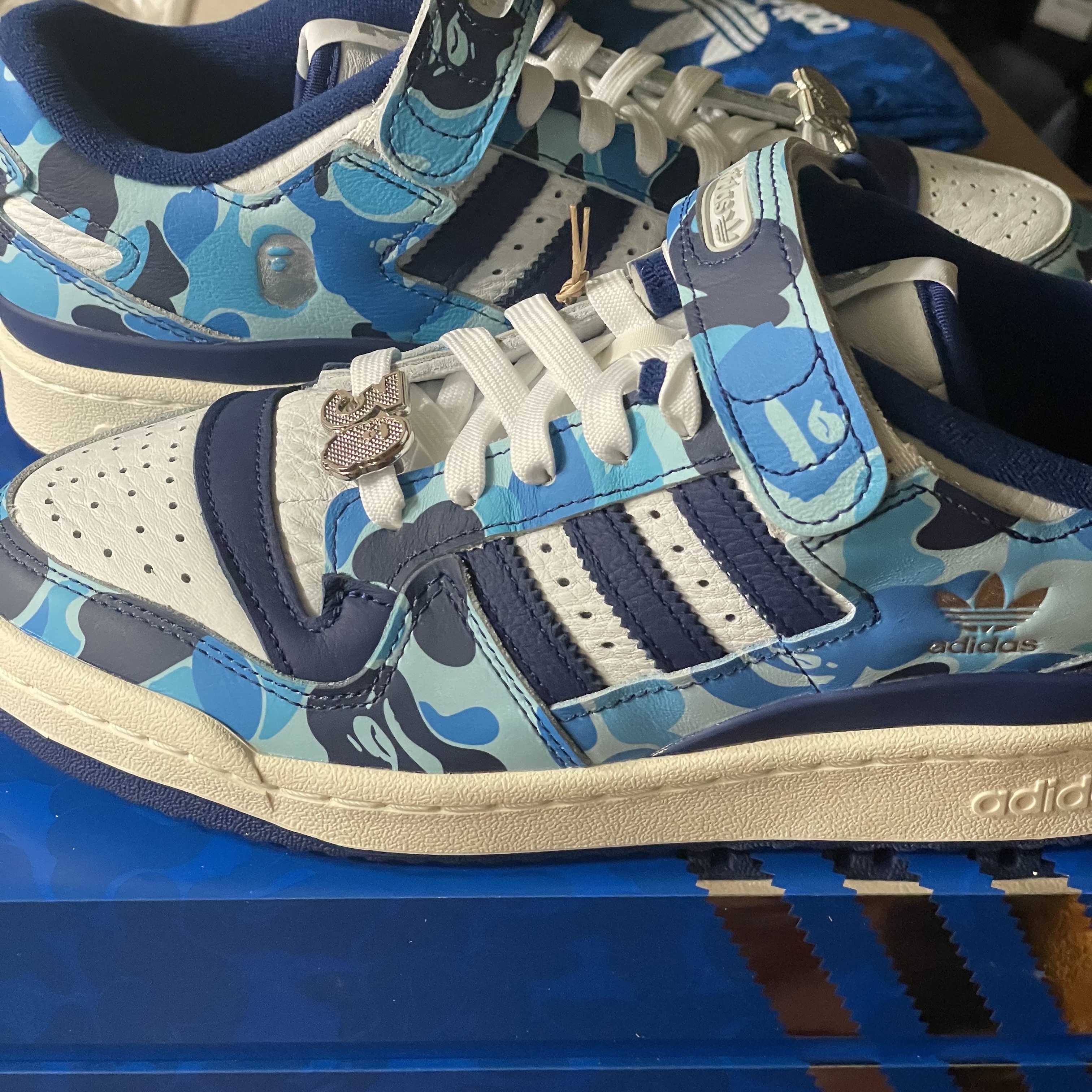 Adidas x BAPE Forum 84 Low Green Camo, Adidas x BAPE Forum 84 Low Blue Camo 착용 스타일 - 3