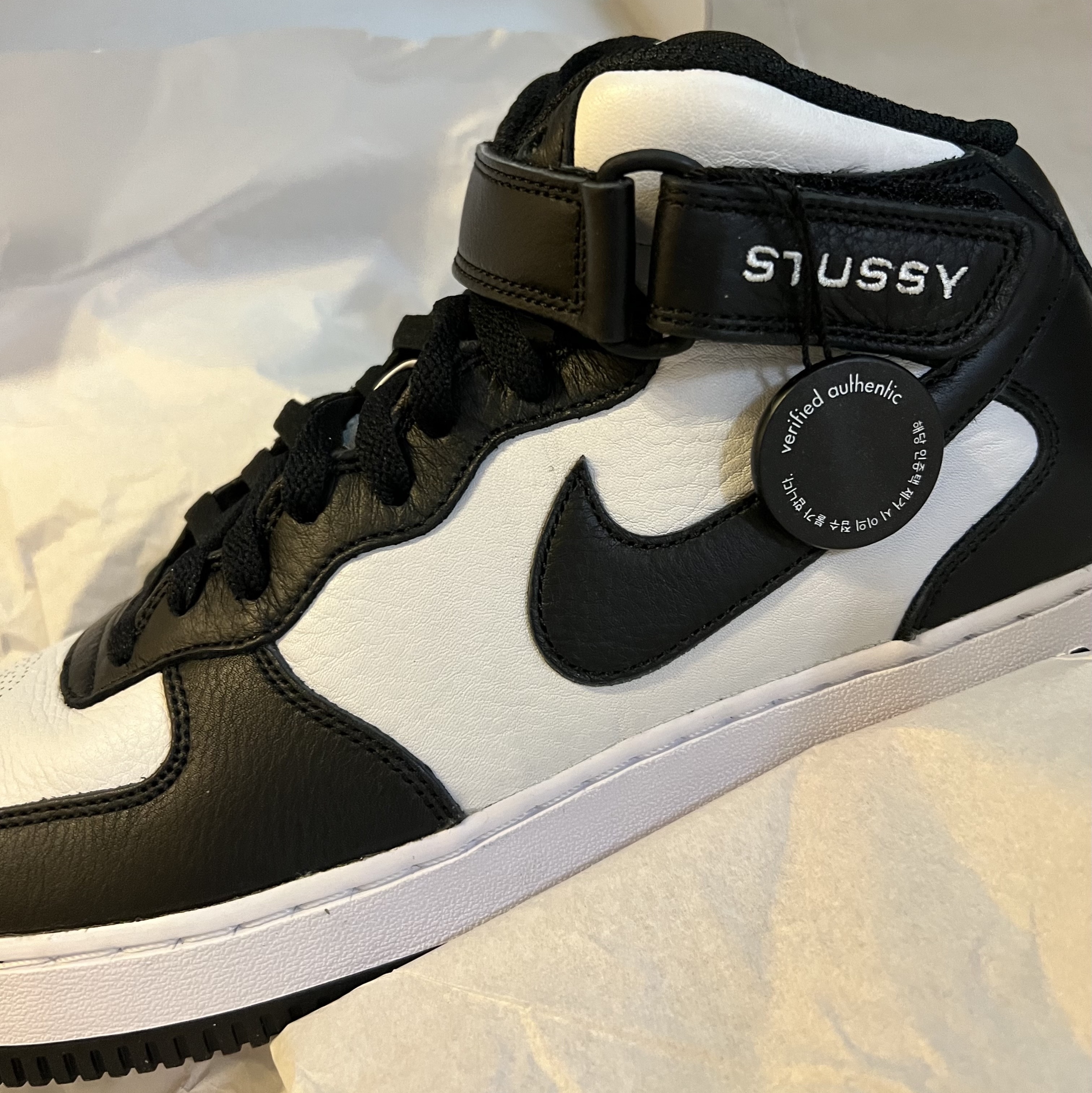 Nike x Stussy Air Force 1 '07 Mid SP Black and Light Bone 착용 스타일
