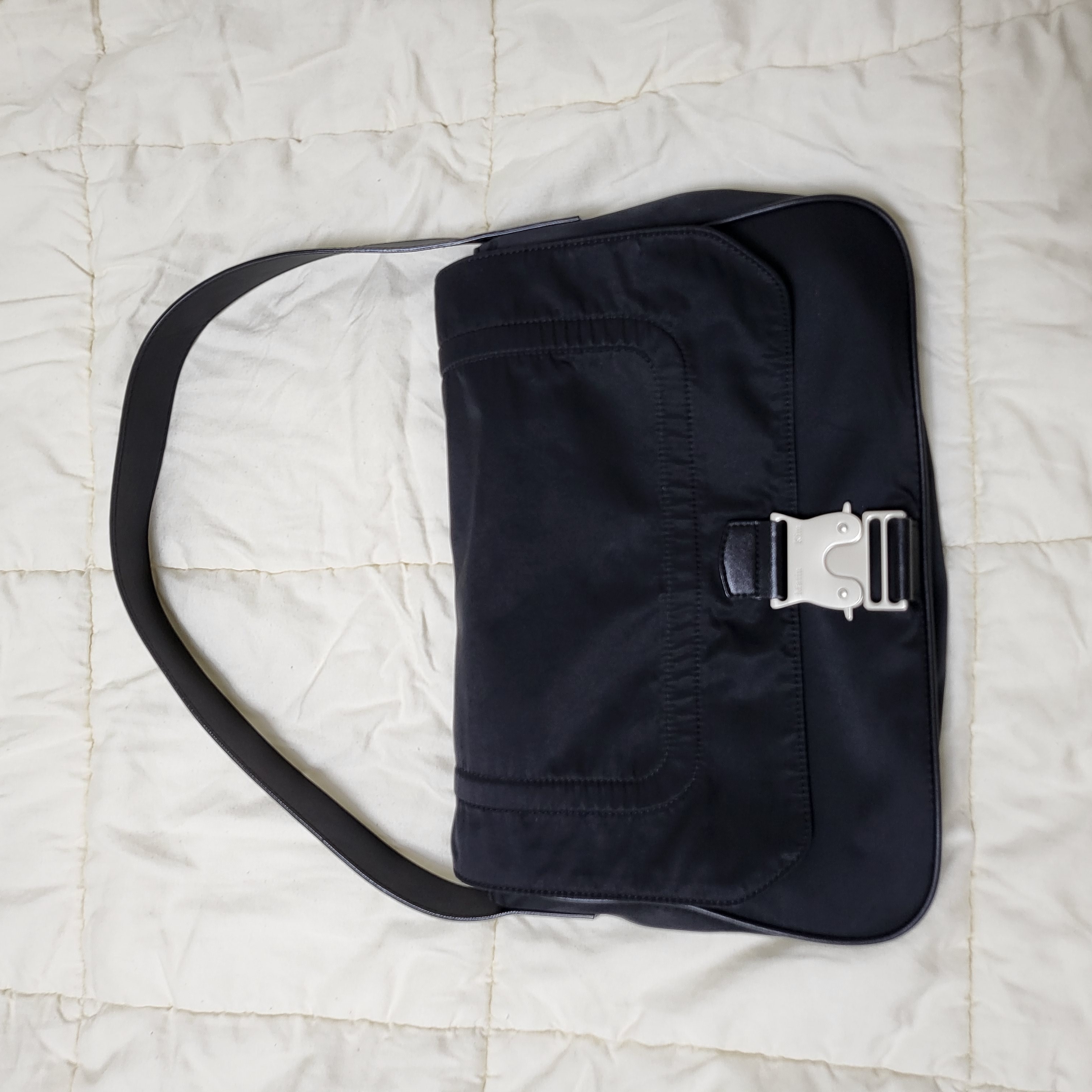 Matin Kim Buckle Bag Black 착용 스타일
