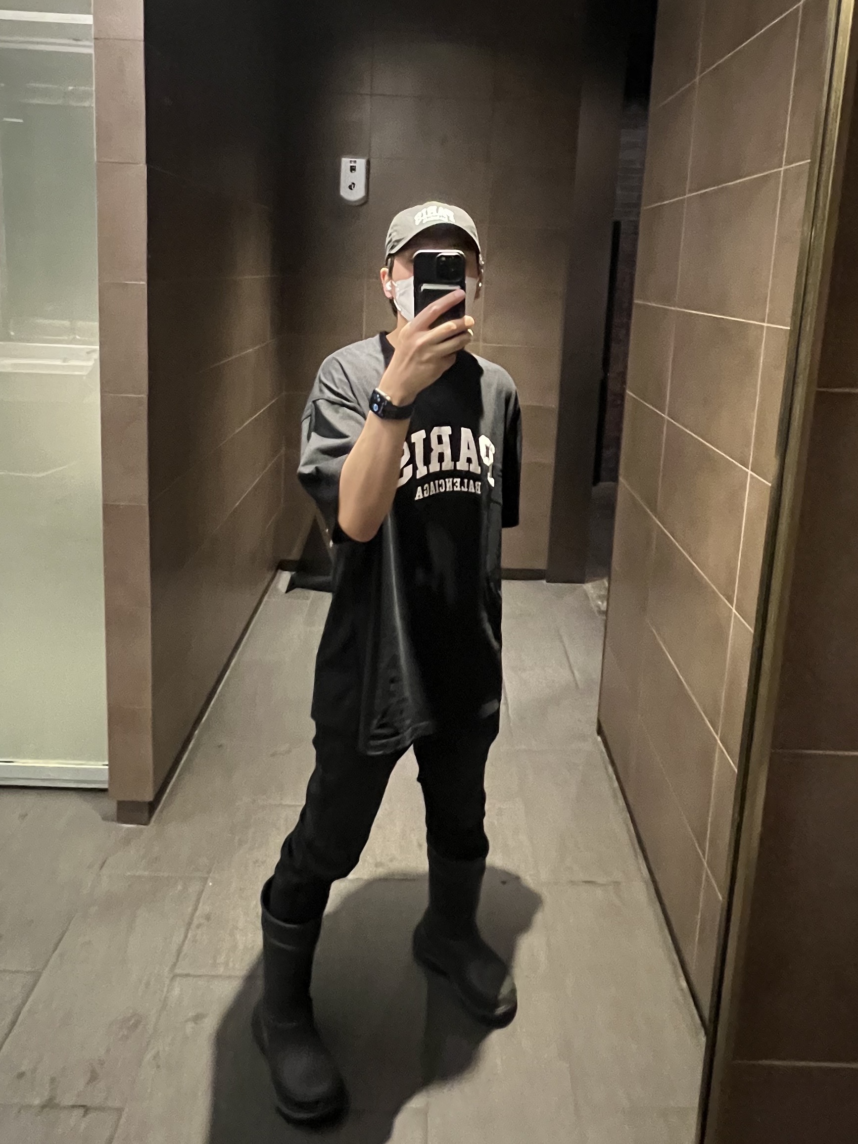 Balenciaga x Crocs Rubber Boot Black, Balenciaga Cities Paris Medium Fit T-Shirt Black 착용 스타일