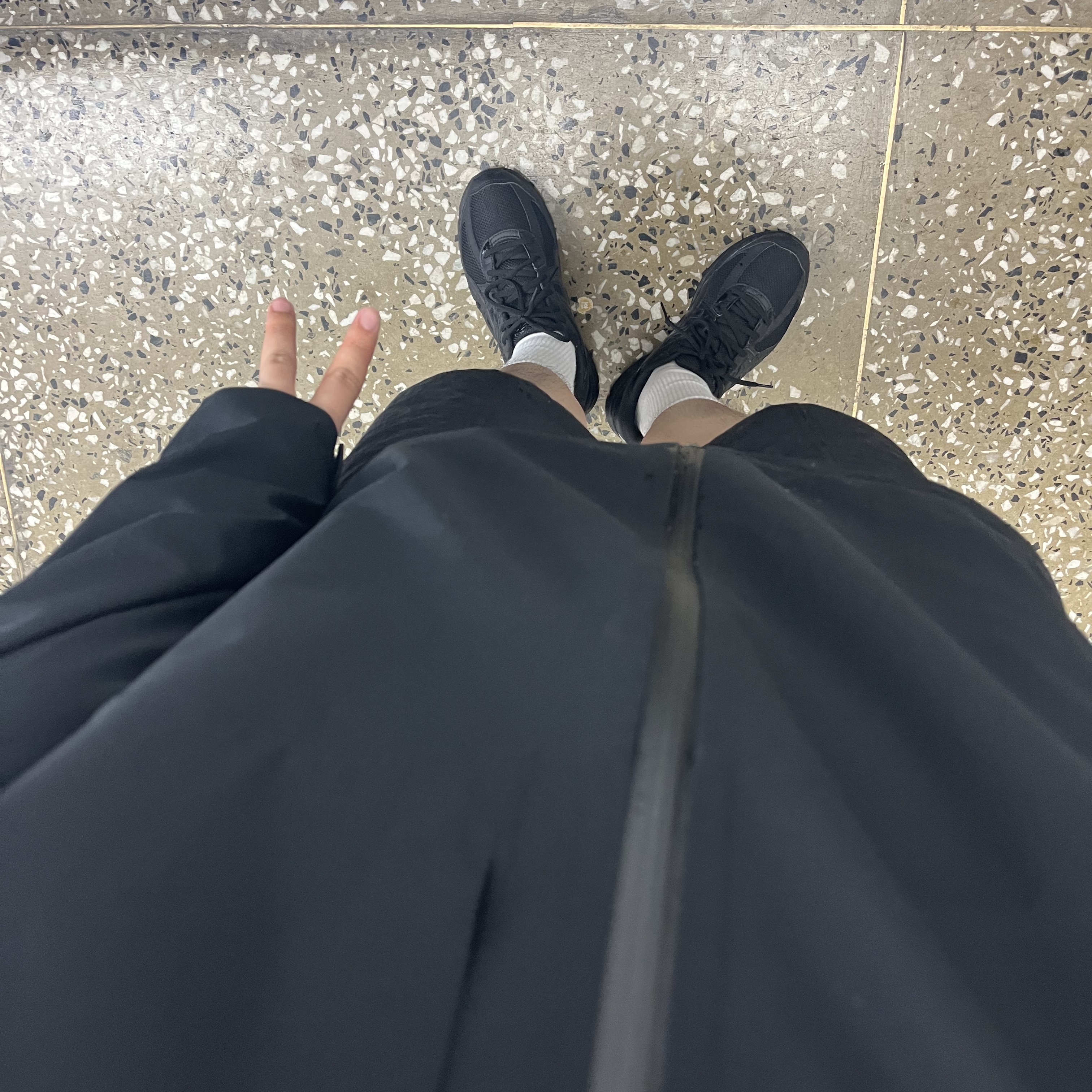 Asics Jog 100 S Black - 2E Wide 착용 스타일