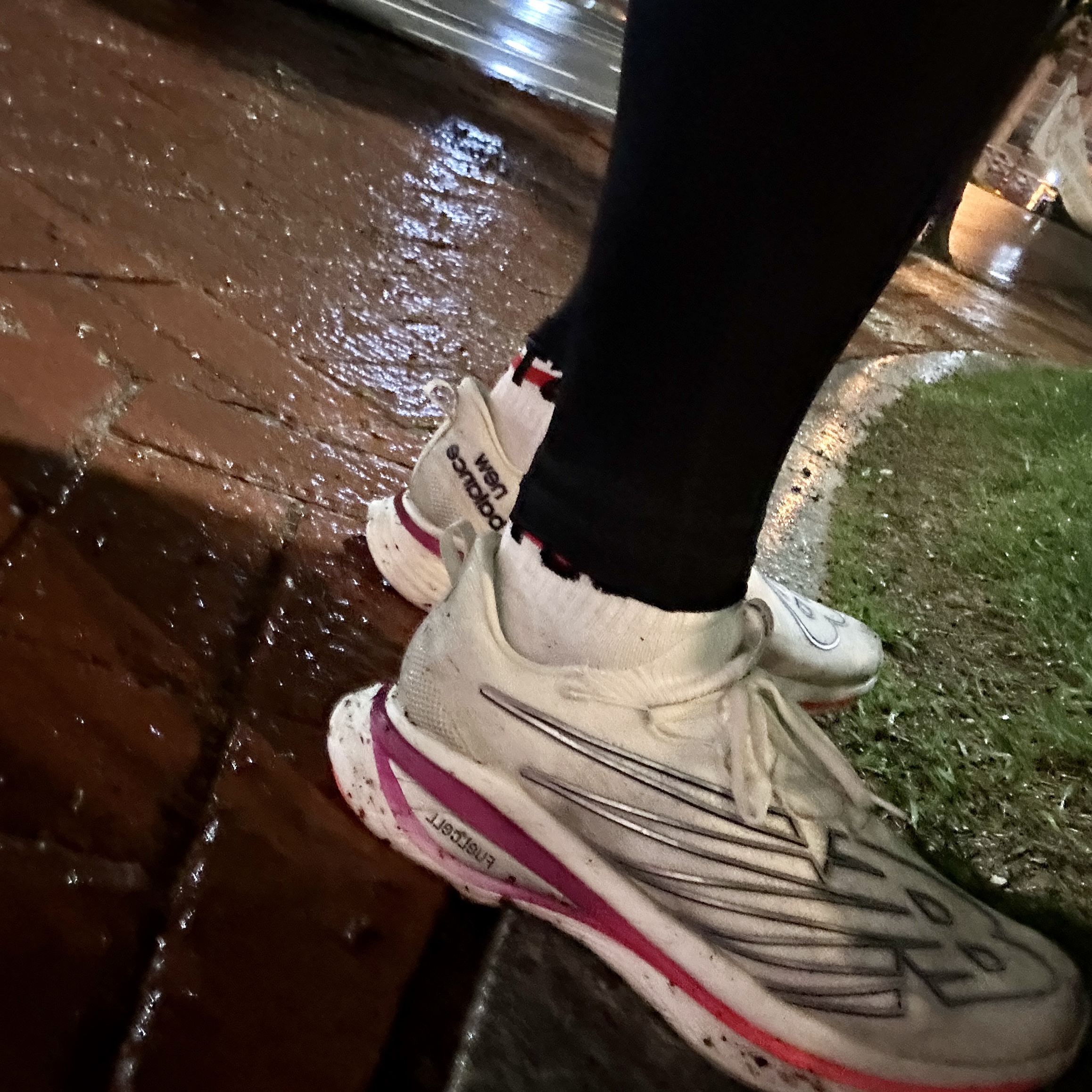 New Balance FuelCell SC Elite v3 White - D Standard 착용 스타일 - 2