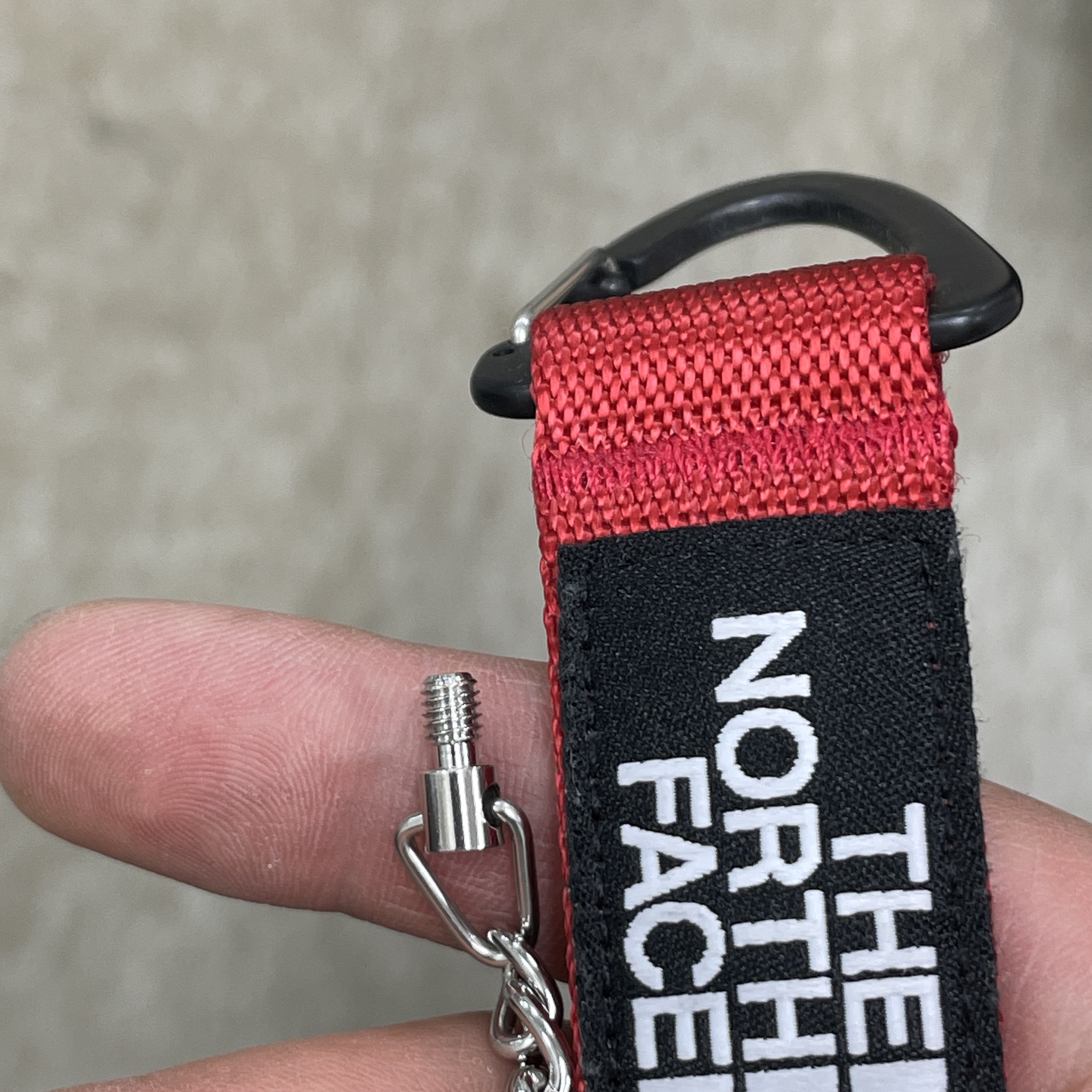 Stussy 8 Ball Keychain Black 착용 스타일