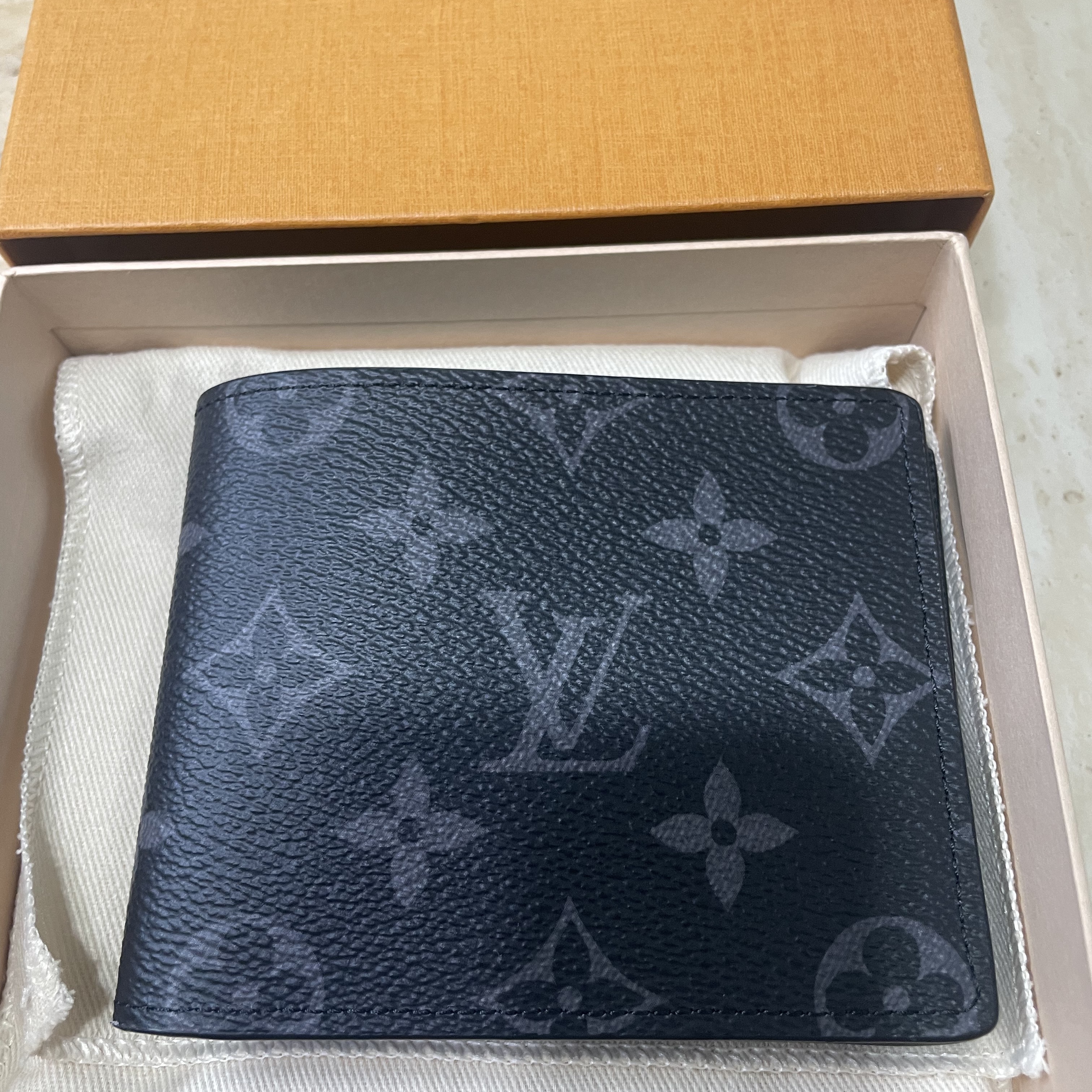 Louis Vuitton Slender Wallet Monogram Eclipse 착용 스타일