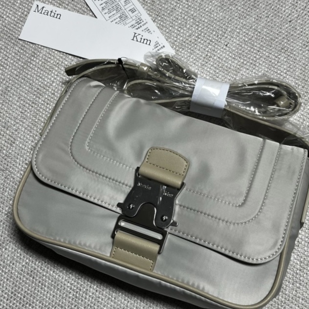 Matin Kim Mini Buckle Bag White 착용 스타일