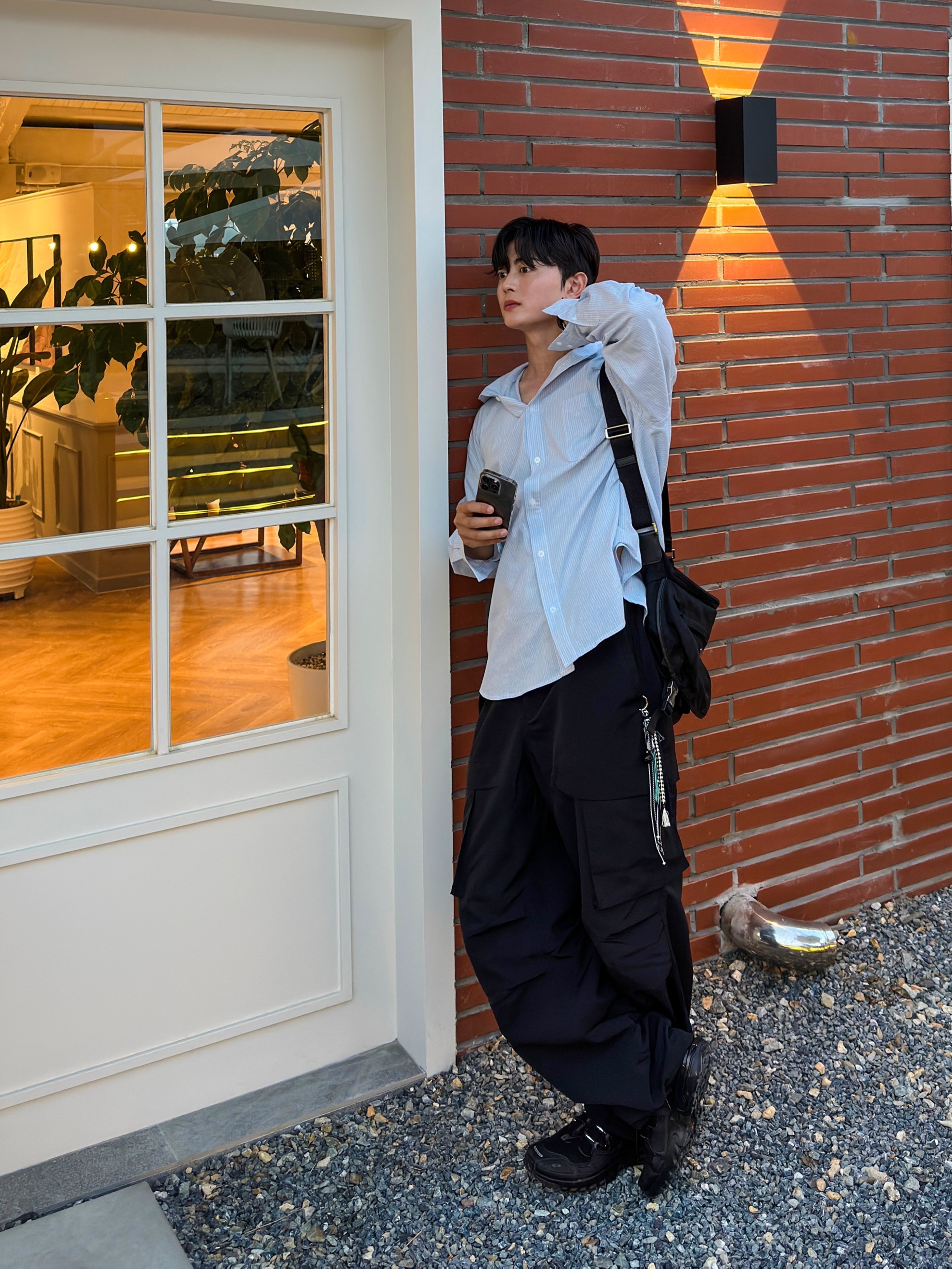 Salomon ACS Pro Black, Prada Re-Nylon and Saffiano Leather Shoulder Bag Black 착용 스타일 - 1