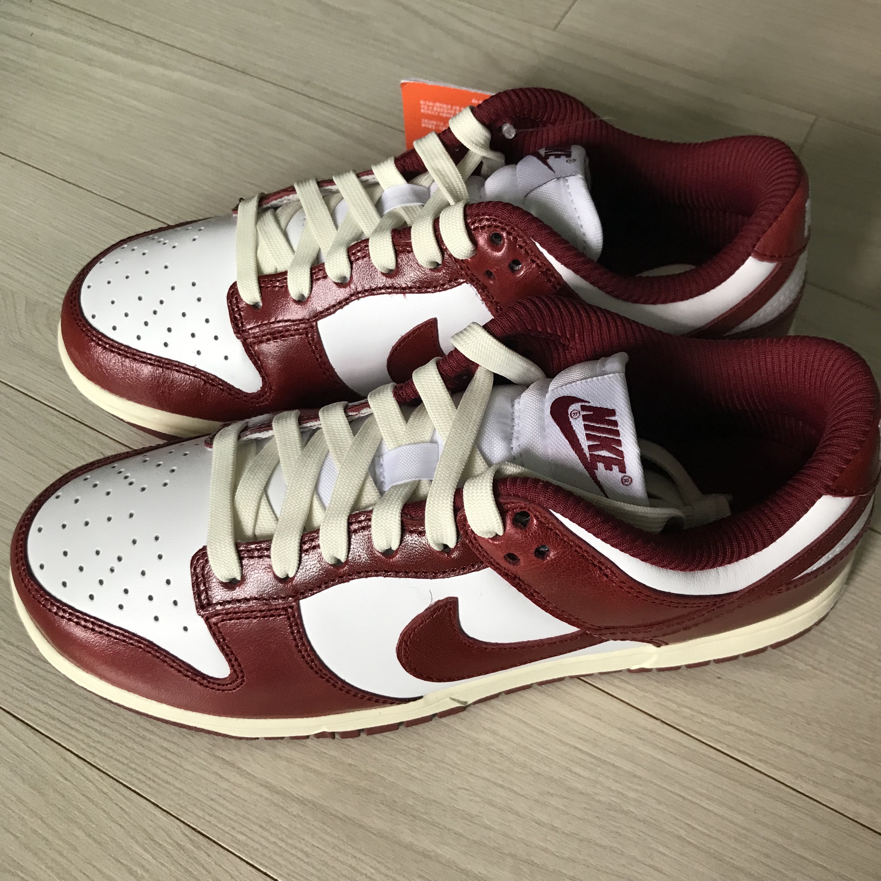 (W) Nike Dunk Low Retro PRM Team Red and White 착용 스타일