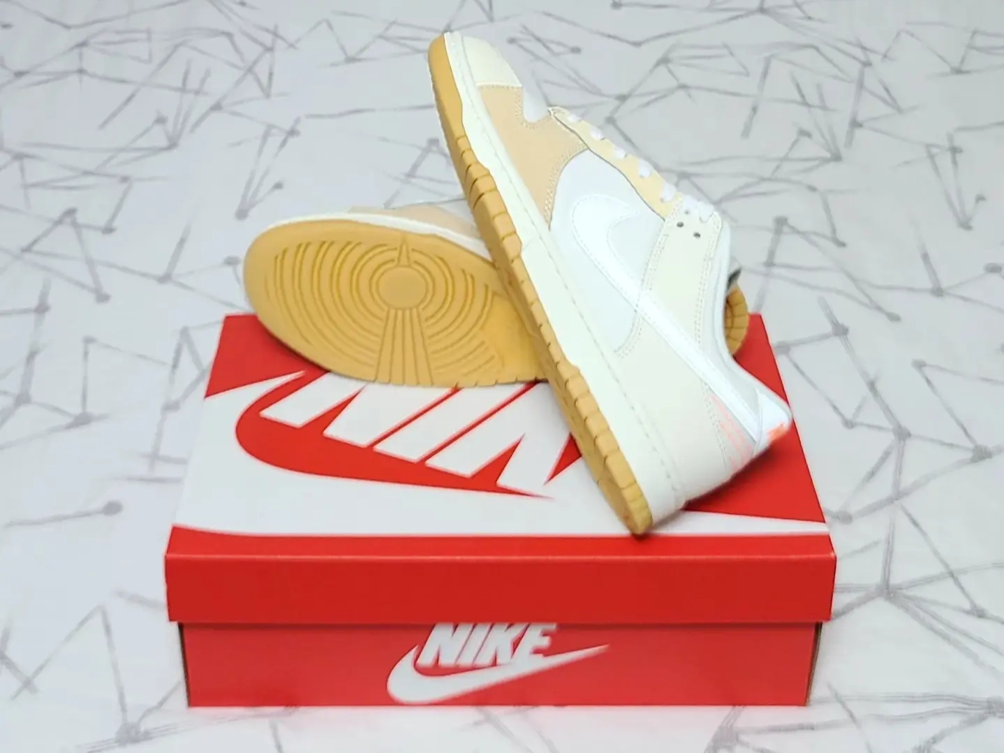 Nike Dunk Low SE Pale Vanilla and Sail 착용 스타일 - 4