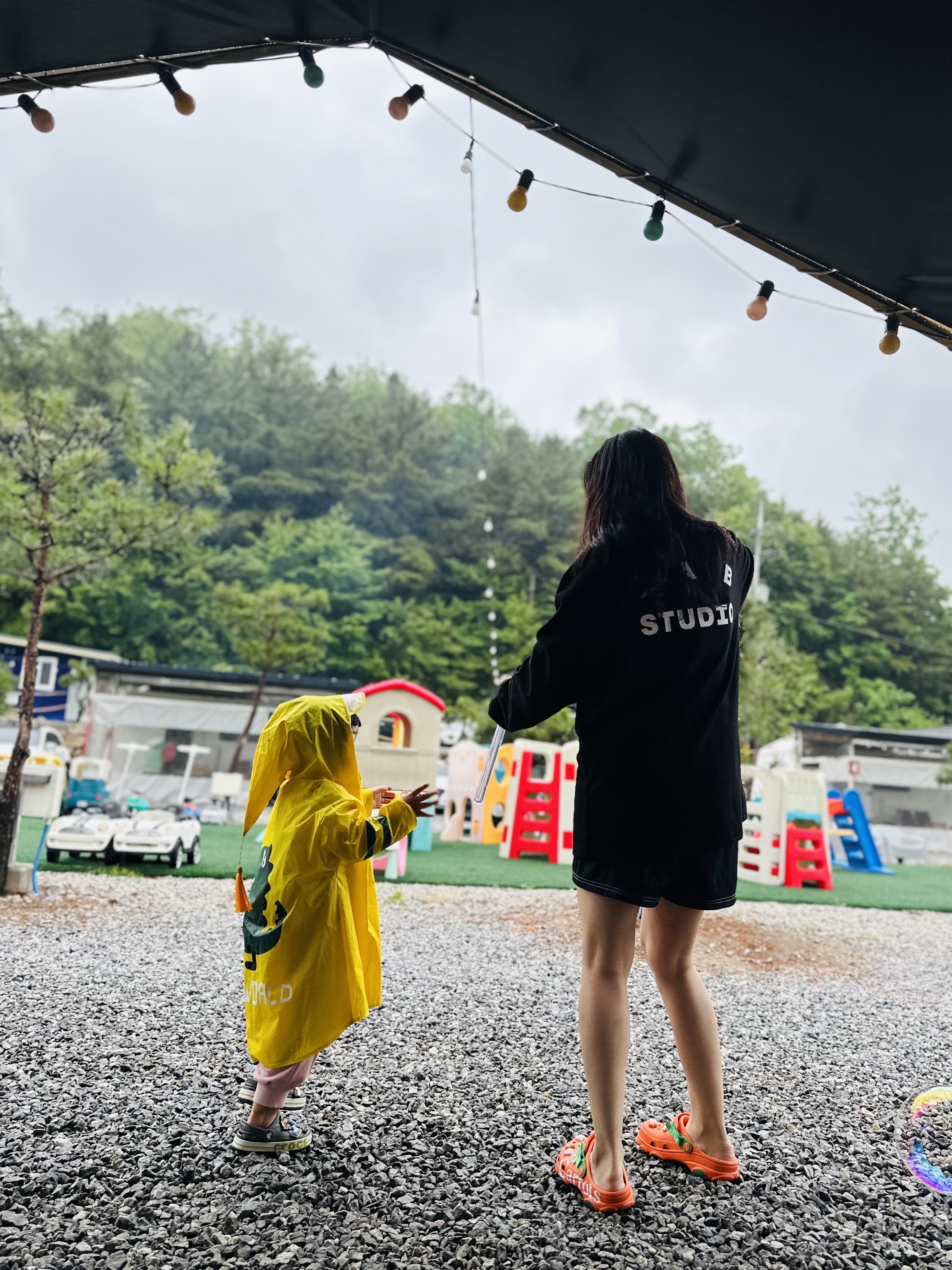 IAB Studio Long Sleeve Black for Worksout, (Kids) Crocs x Anwar Carrots All Terrain Clog Orange 착용 스타일 - 2