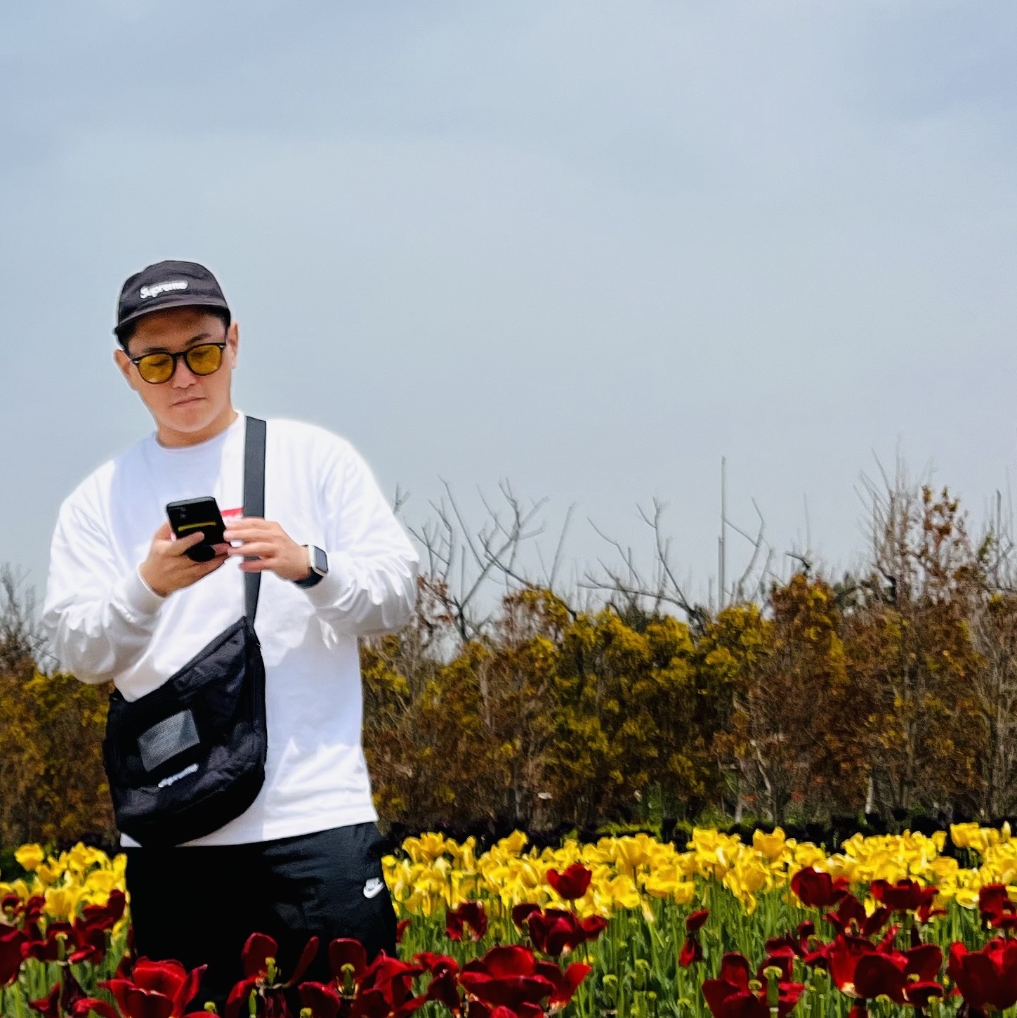 Supreme Box Logo L/S T-Shirt White - 20FW, Supreme Small Messenger Bag Black - 22SS 착용 스타일
