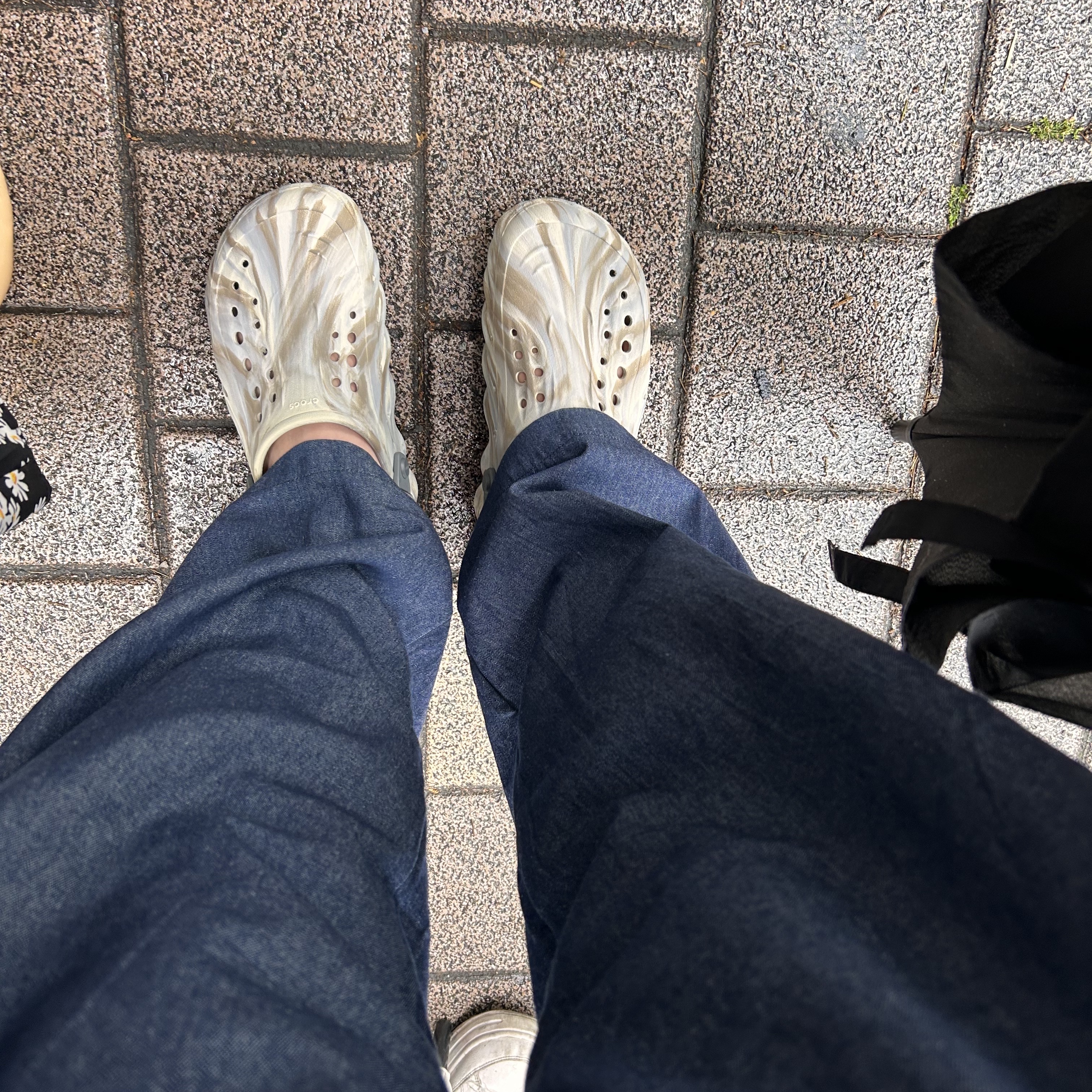 Crocs Echo Marbled Clog Bone Multi 착용 스타일