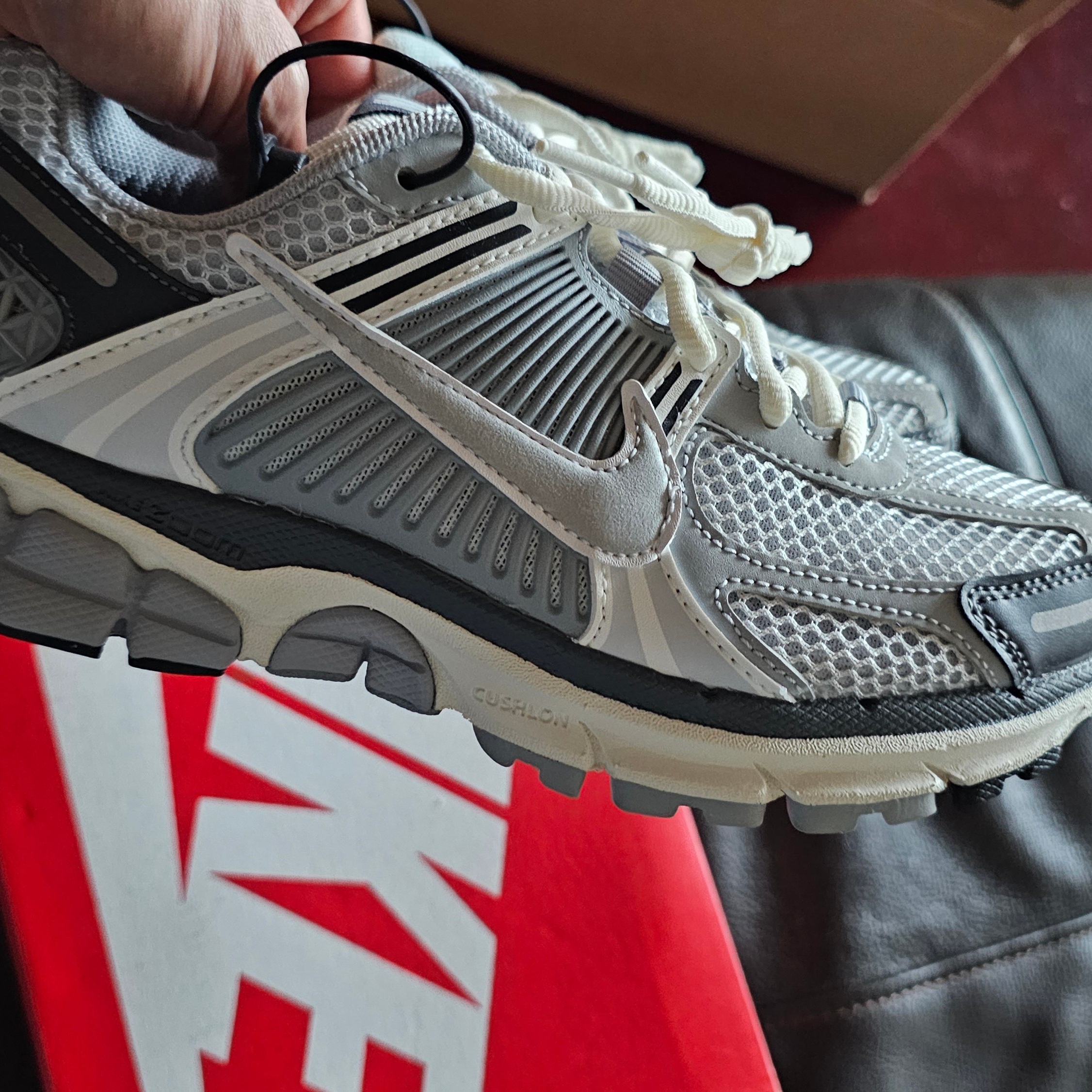 (W) Nike Zoom Vomero 5 Pure Platinum Metallic Silver 착용 스타일