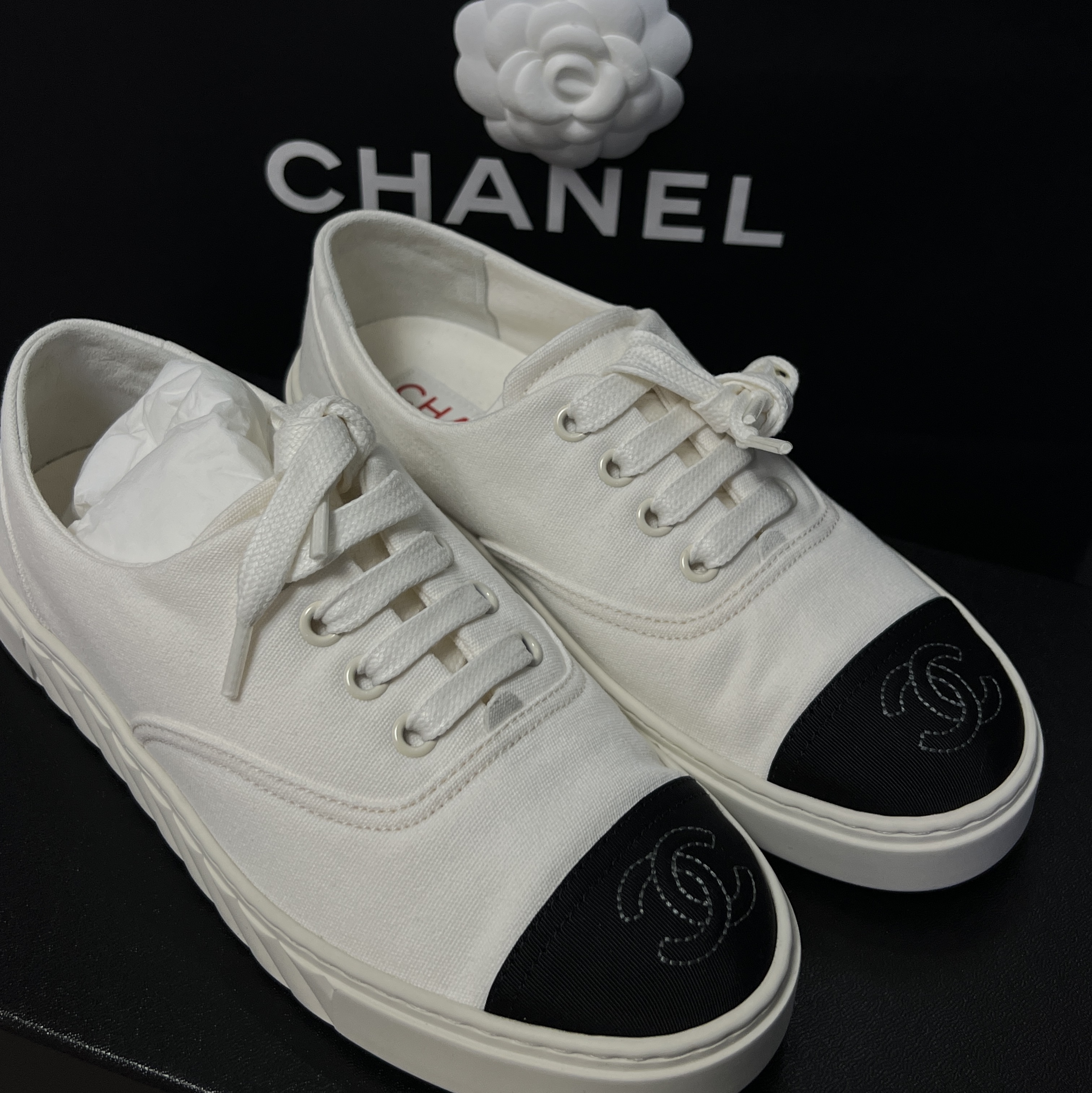 (W) Chanel Sneakers Cotton Grosgrain & Ivory Black 착용 스타일 - 1