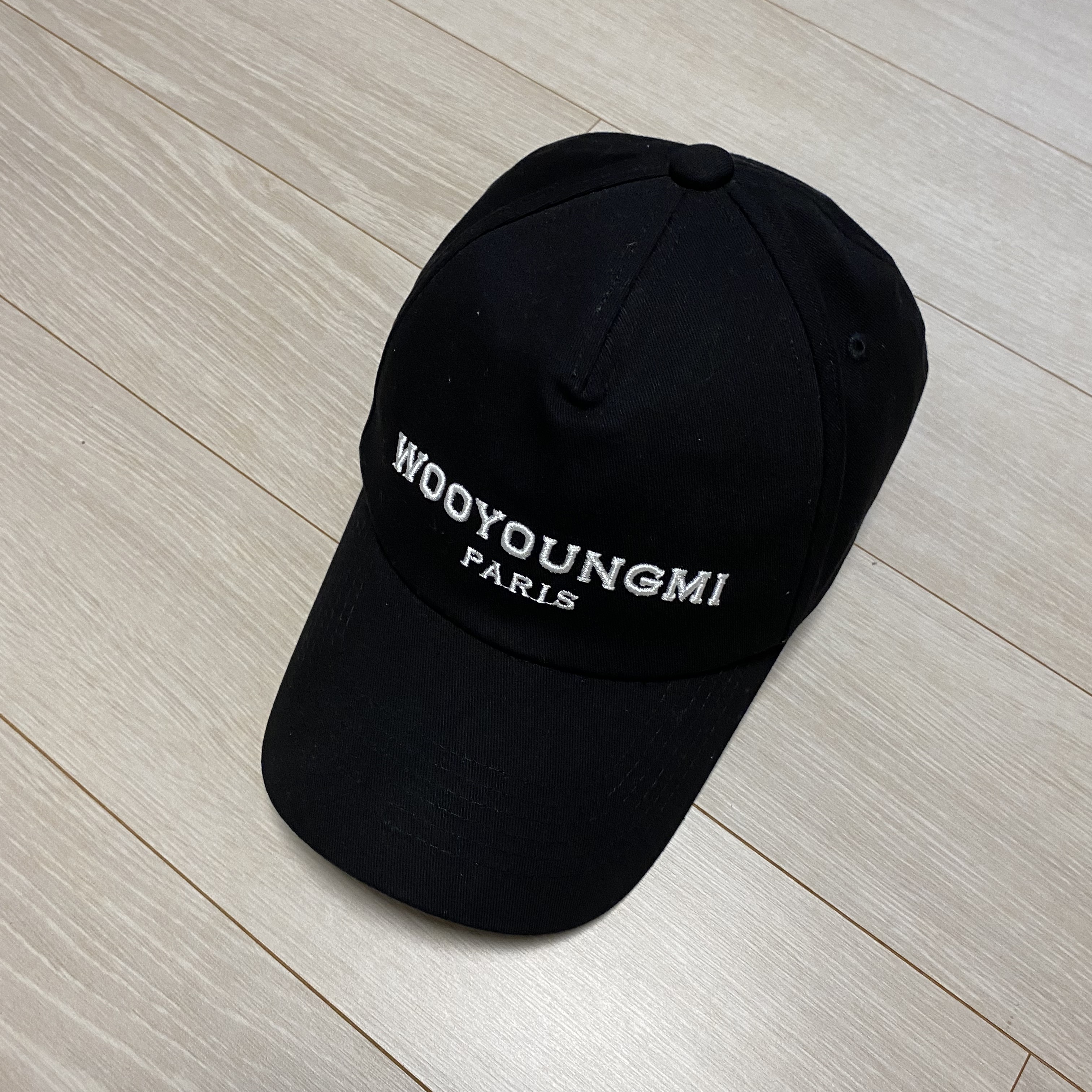 Wooyoungmi White Embroidered Logo Ball Cap Black 착용 스타일