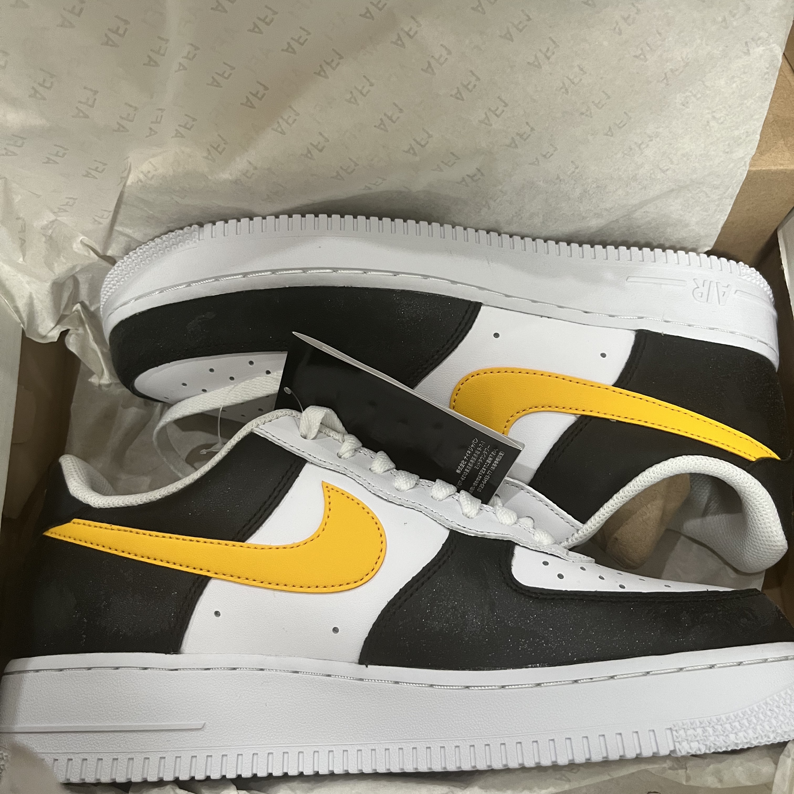 Nike Air Force 1 '07 Low RS Black University Gold 착용 스타일