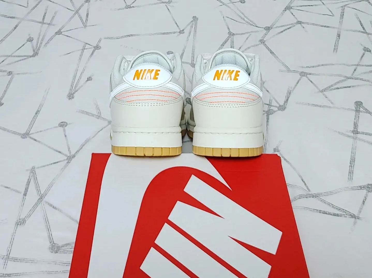 Nike Dunk Low SE Pale Vanilla and Sail 착용 스타일 - 5