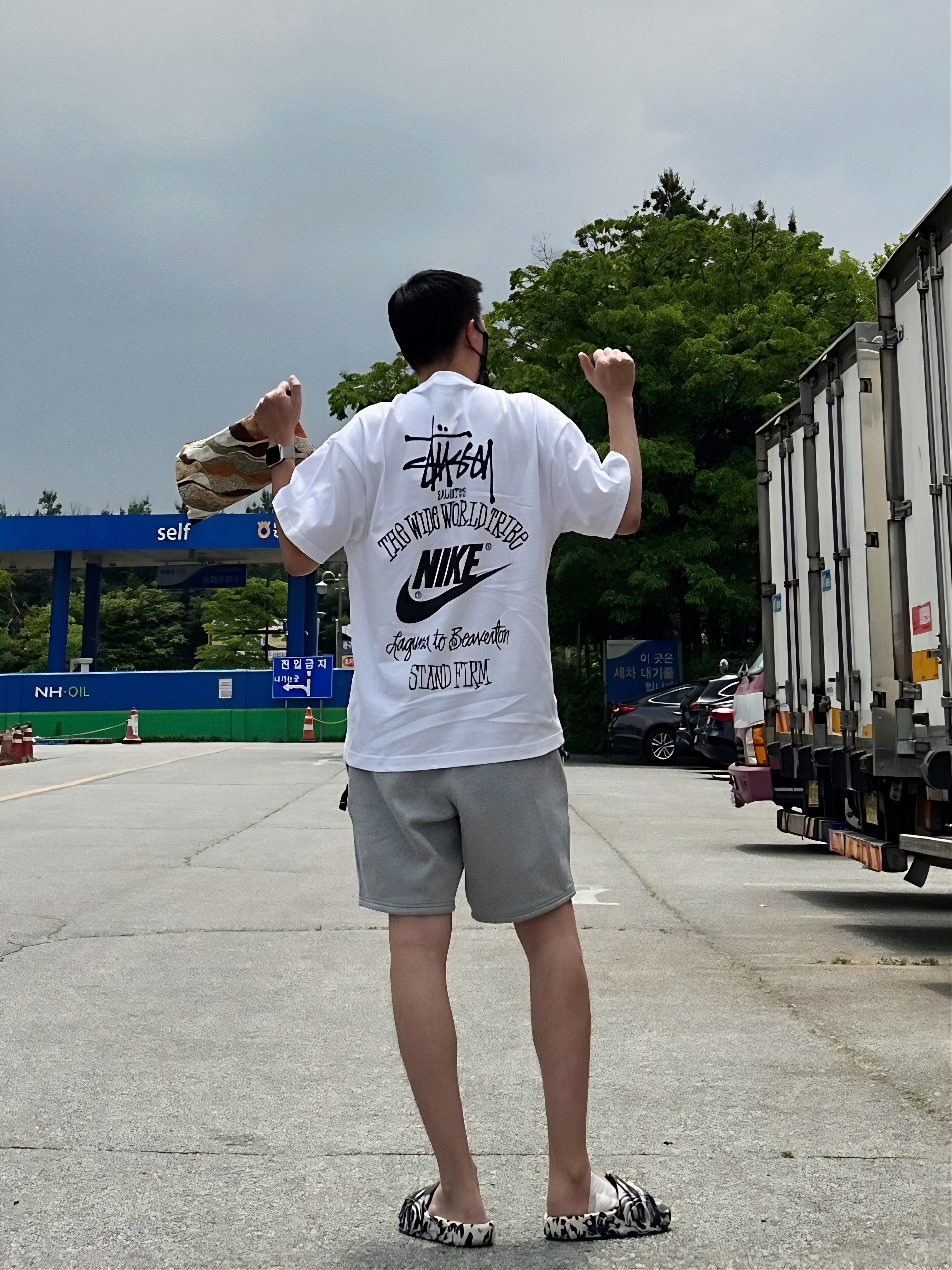 Nike x Stussy T-Shirt White (DV1774-100), Nike NRG Solo Swoosh Fleece Shorts Dark Grey Heather - Asia 착용 스타일