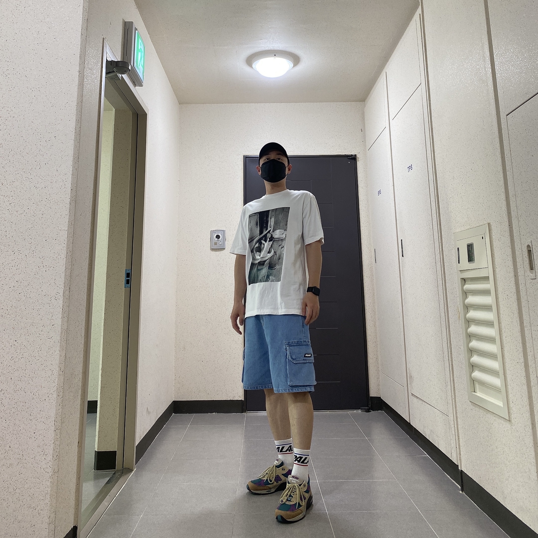 Palace x Juergen Teller T-Shirt 1 White - 21SS, Palace Baggy Cargo Short Denim - 23SS 착용 스타일