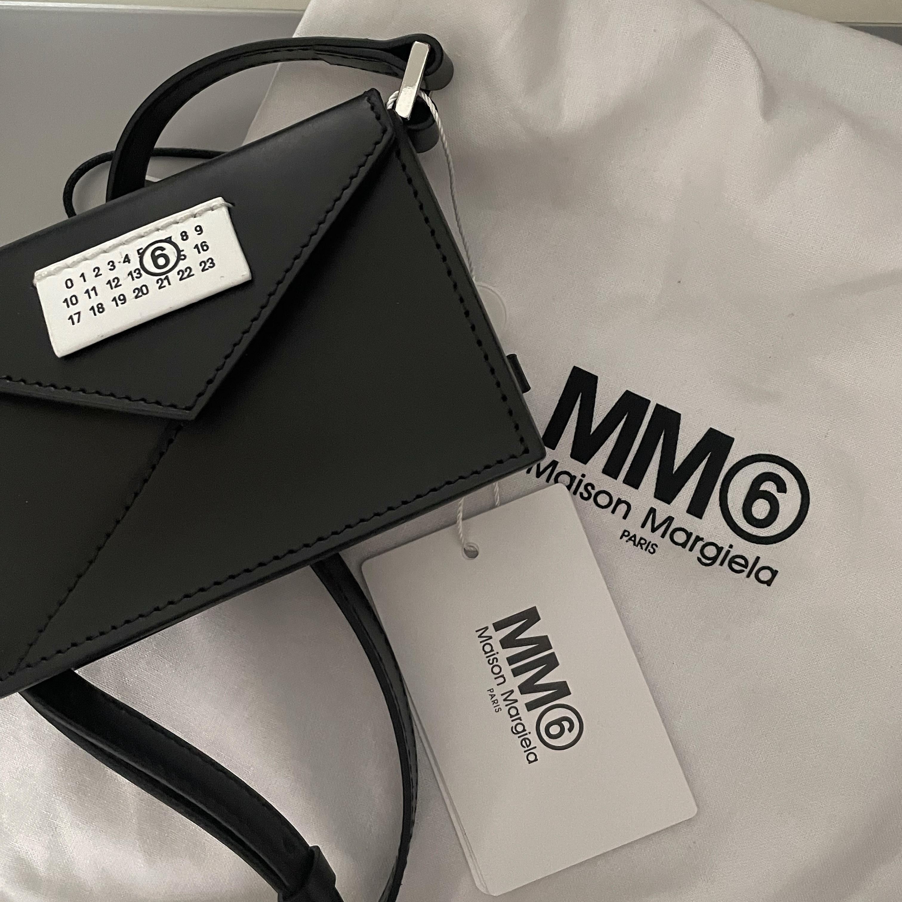 MM6 Maison Margiela Numbers Logo Mini Crossbody Bag Black 착용 스타일
