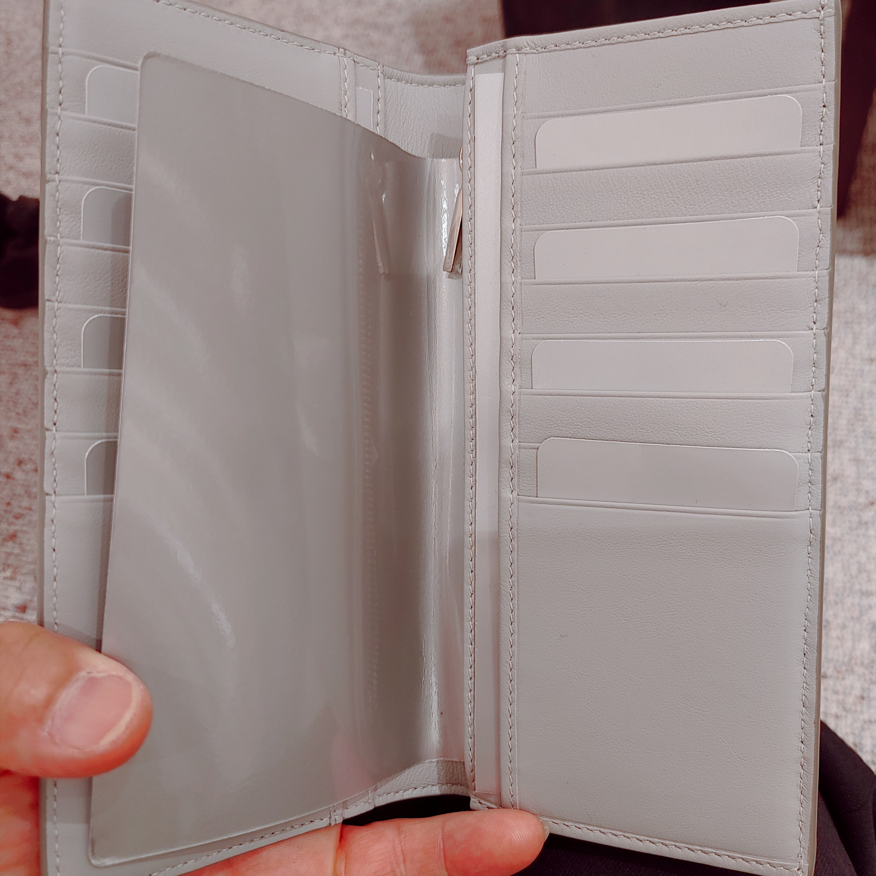 Dior Vertical Long Wallet CD Diamond Canvas Grey 착용 스타일 - 2