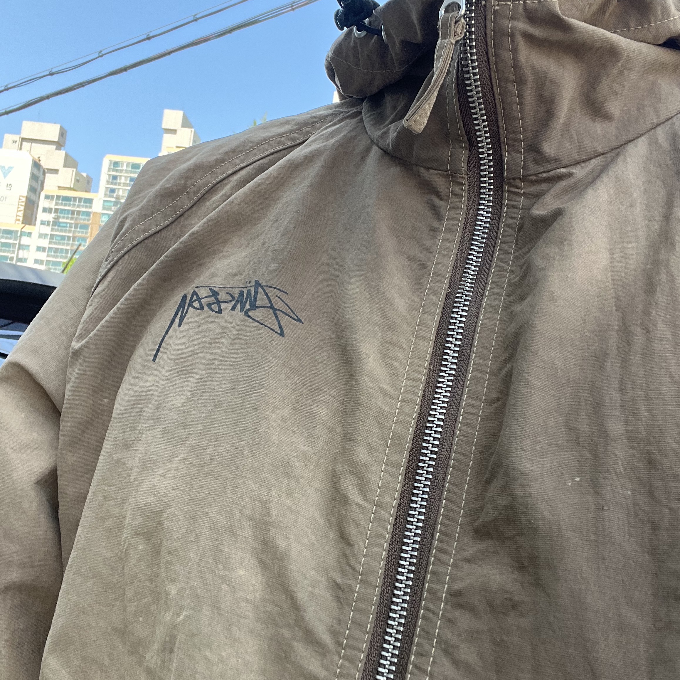 Stussy Wave Dye Beach Shell Jacket Brown 착용 스타일