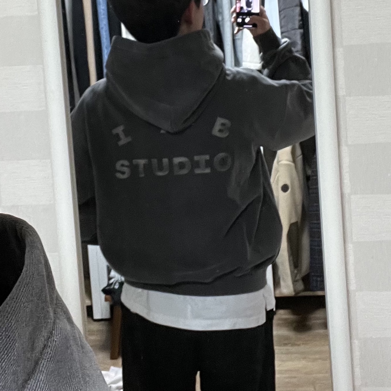 IAB Studio Pigment Hoodie & Sack Black 착용 스타일