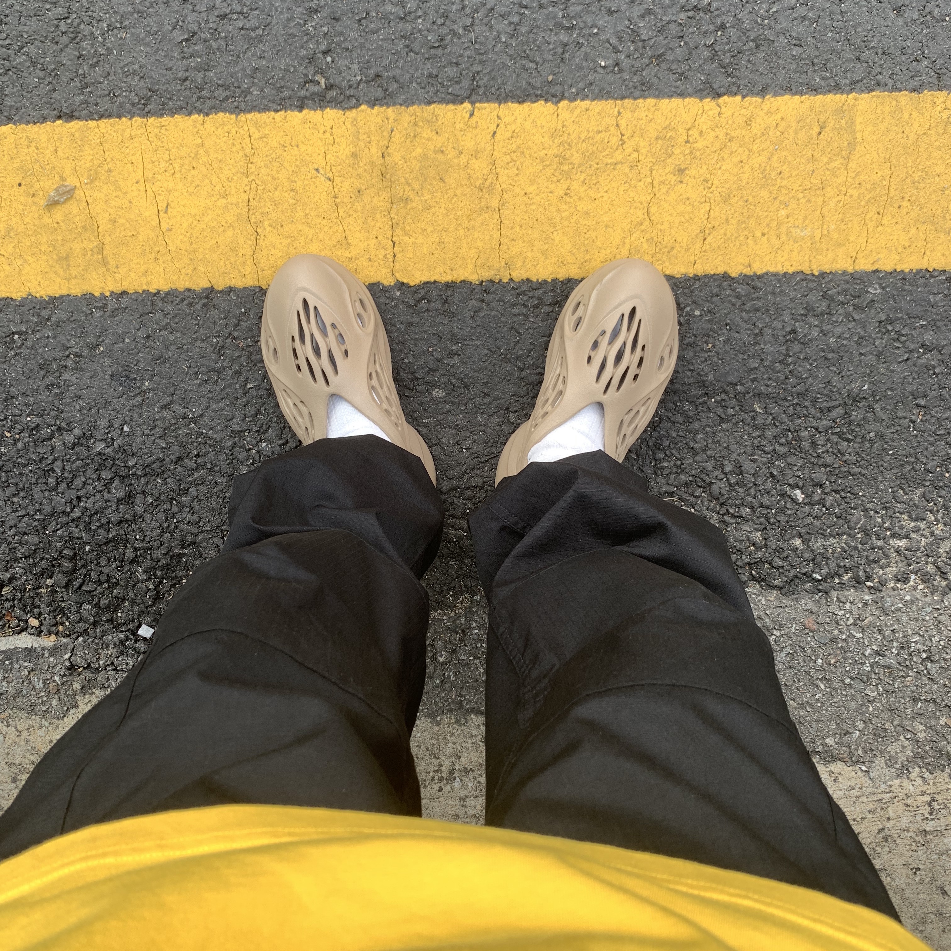 Adidas Yeezy Foam RNNR Mist 착용 스타일