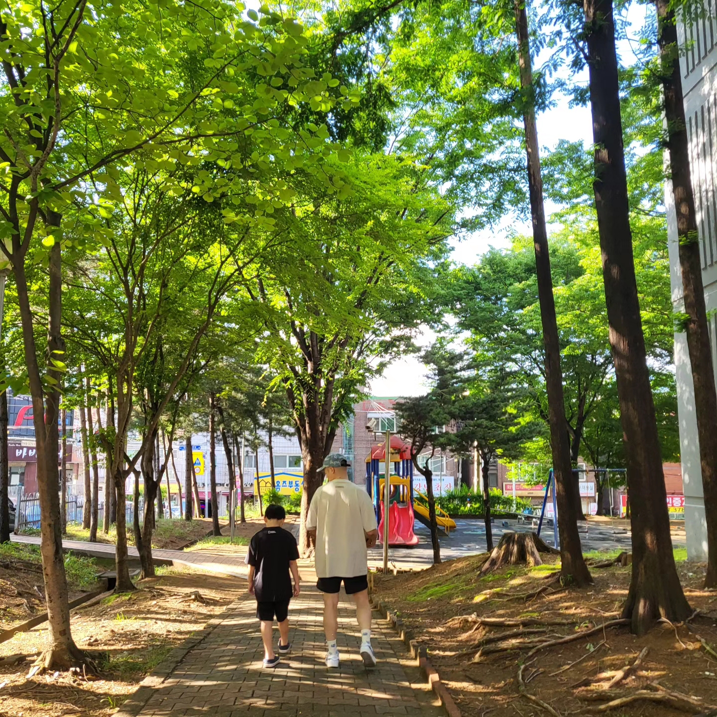 슈프림 프레이드 로고 데님 캠프캡 블루 - 21SS, 에센셜 티셔츠 위트 - 22SS 착용 스타일 - 2