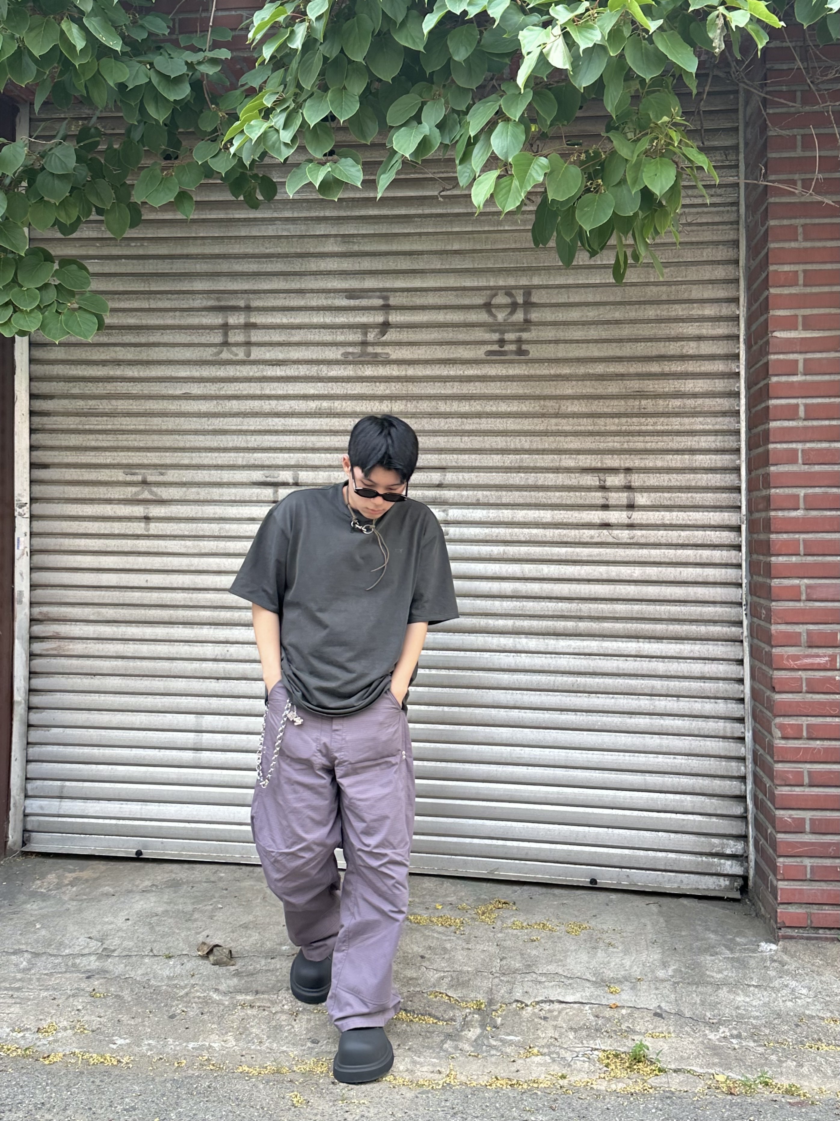 발렌시아가 스테로이드 더비 블랙, 아워레가시 라돈 레더 키체인 올리브 착용 스타일 - 3