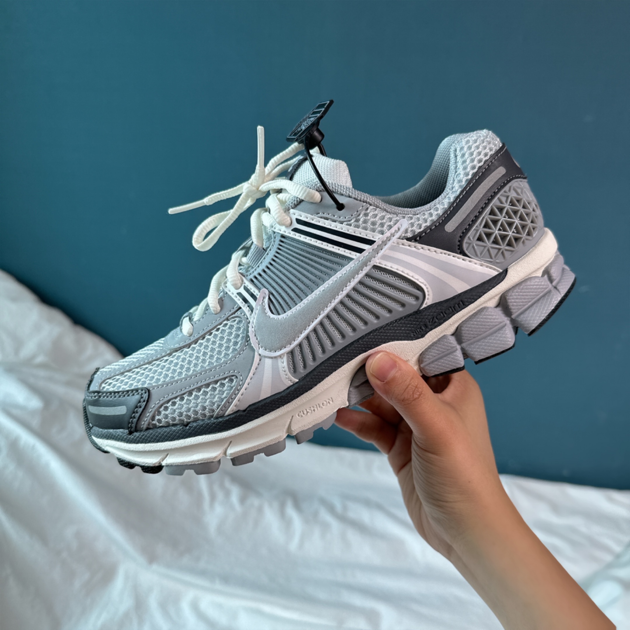 (W) Nike Zoom Vomero 5 Pure Platinum Metallic Silver 착용 스타일 - 2