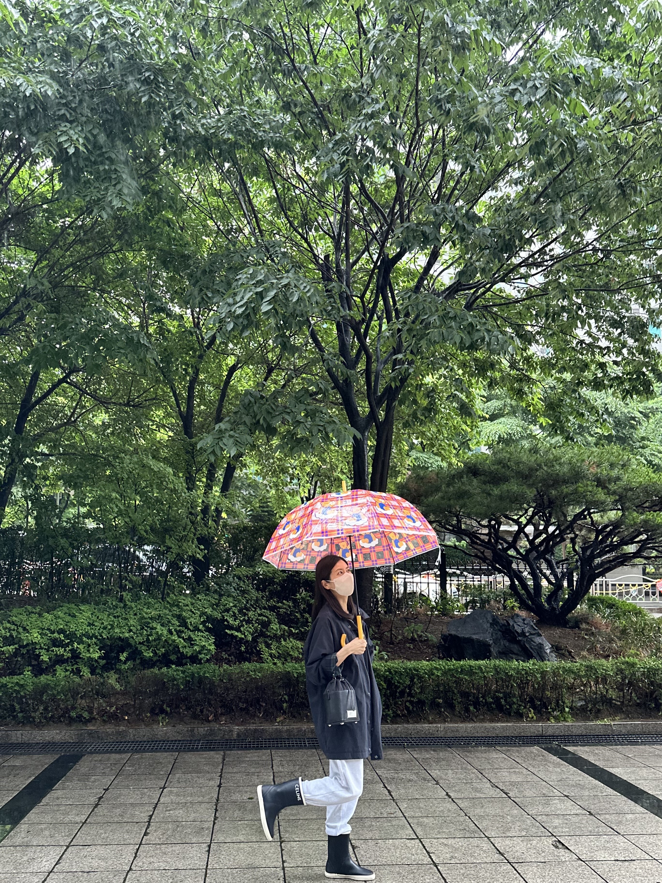 (W) Celine Flat Half Boot Les Bottles De Pont Celine in Natural Rubber Navy, Maison Margiela 5AC Bucket Bag Black 착용 스타일 - 3