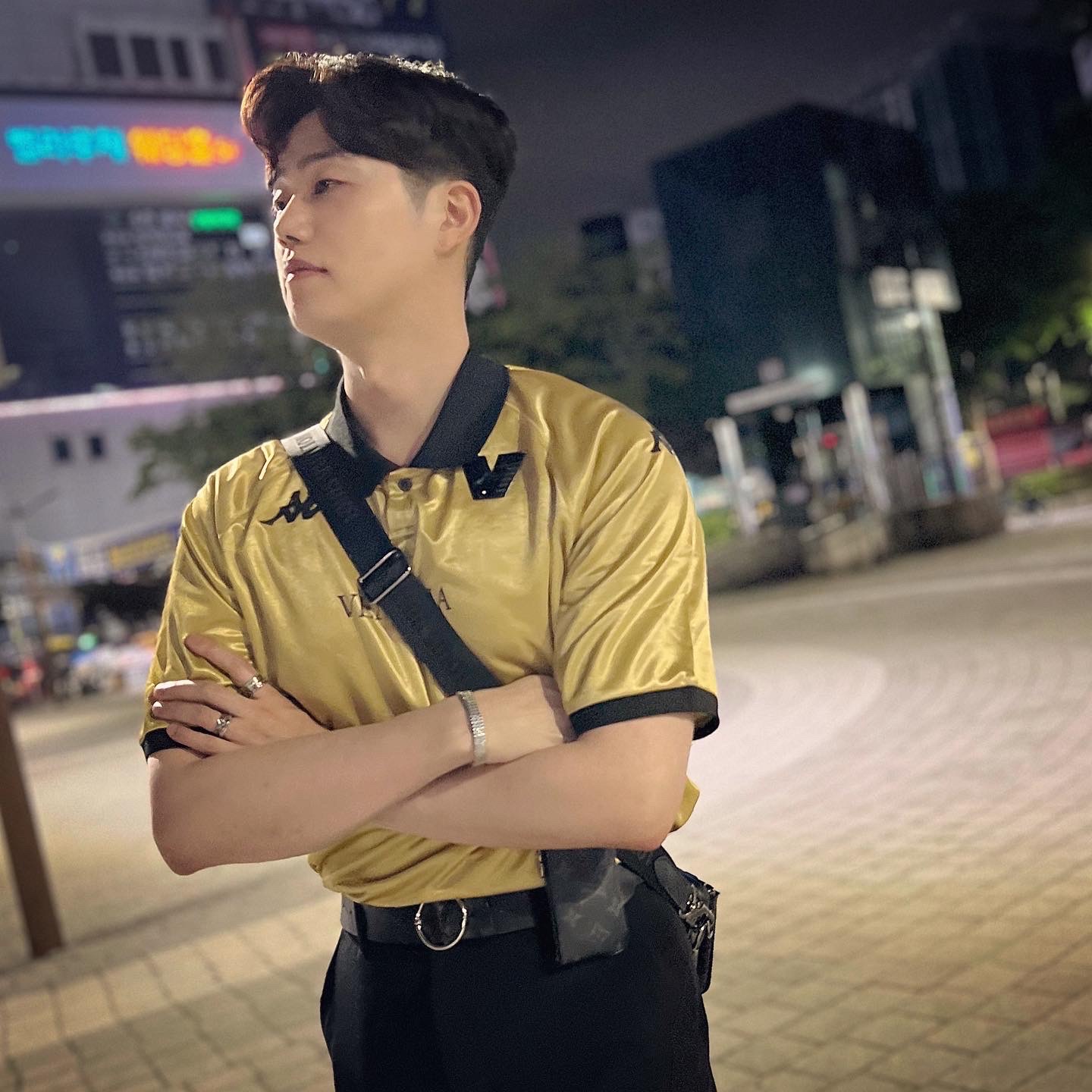 나이키 x 피스마이너스원 퀀도1 블랙 앤 화이트, 루이비통 트리오 메신저 모노그램 이클립스 착용 스타일 - 3