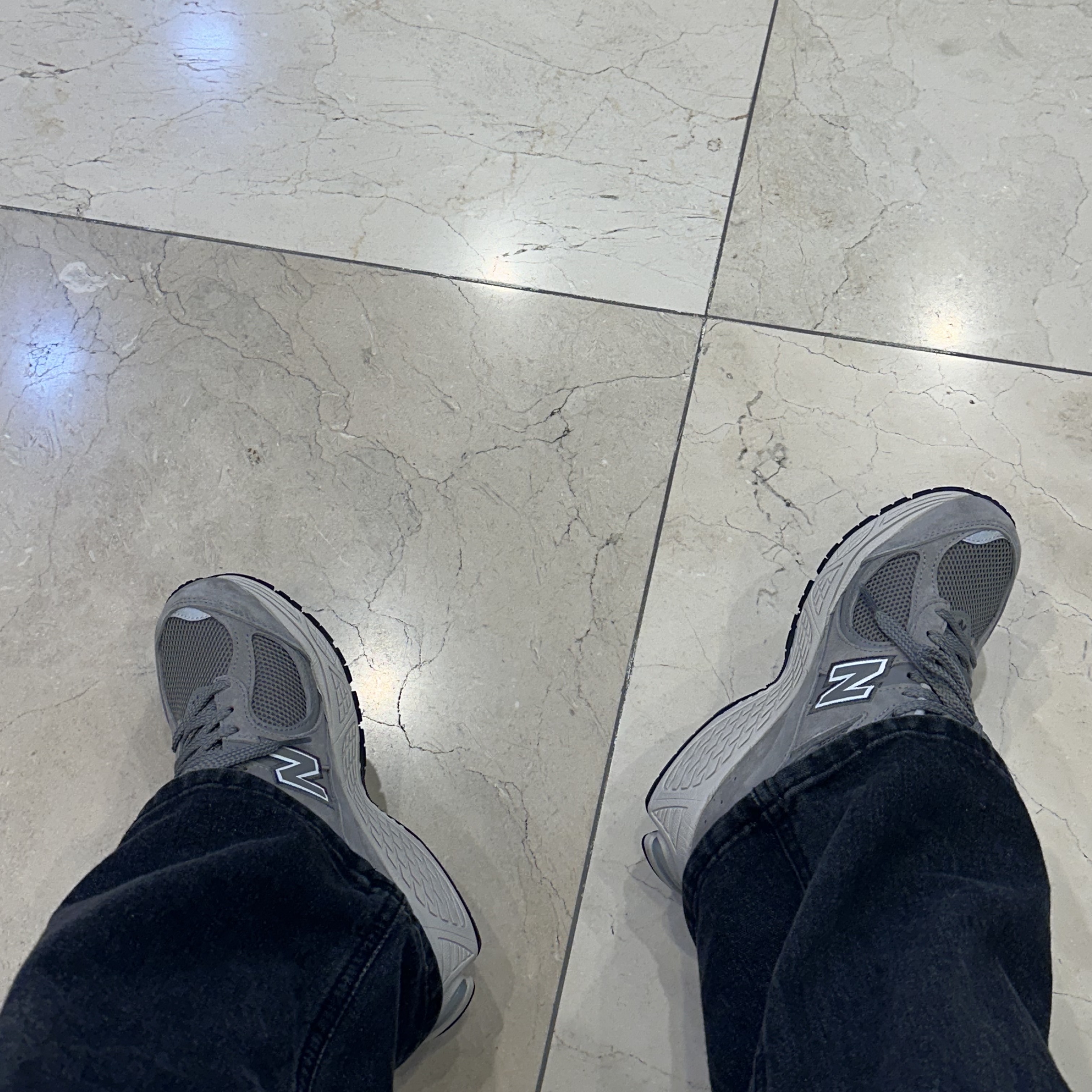 New Balance 2002R Grey 착용 스타일