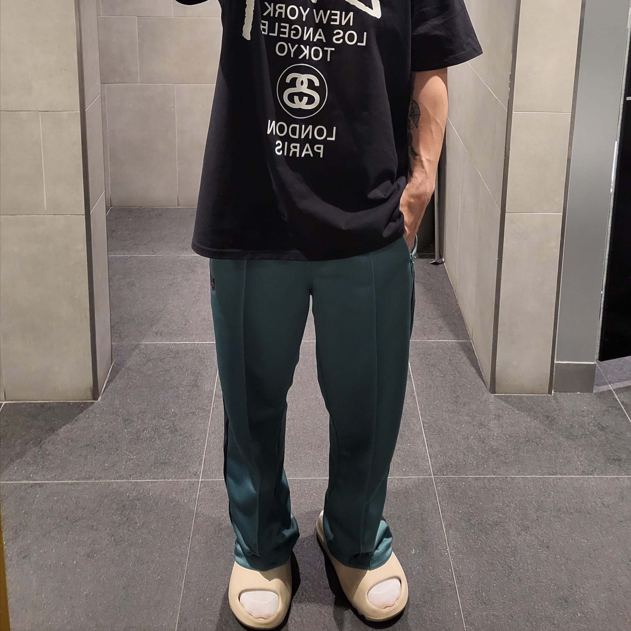 Stussy World Tour T-Shirt Black 2023, Needles Straight Track Pants Poly Smooth Emerald 착용 스타일