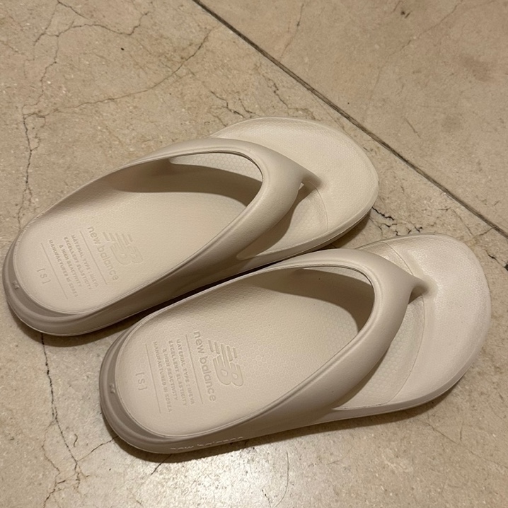 New Balance Flip Flop Ivory 착용 스타일