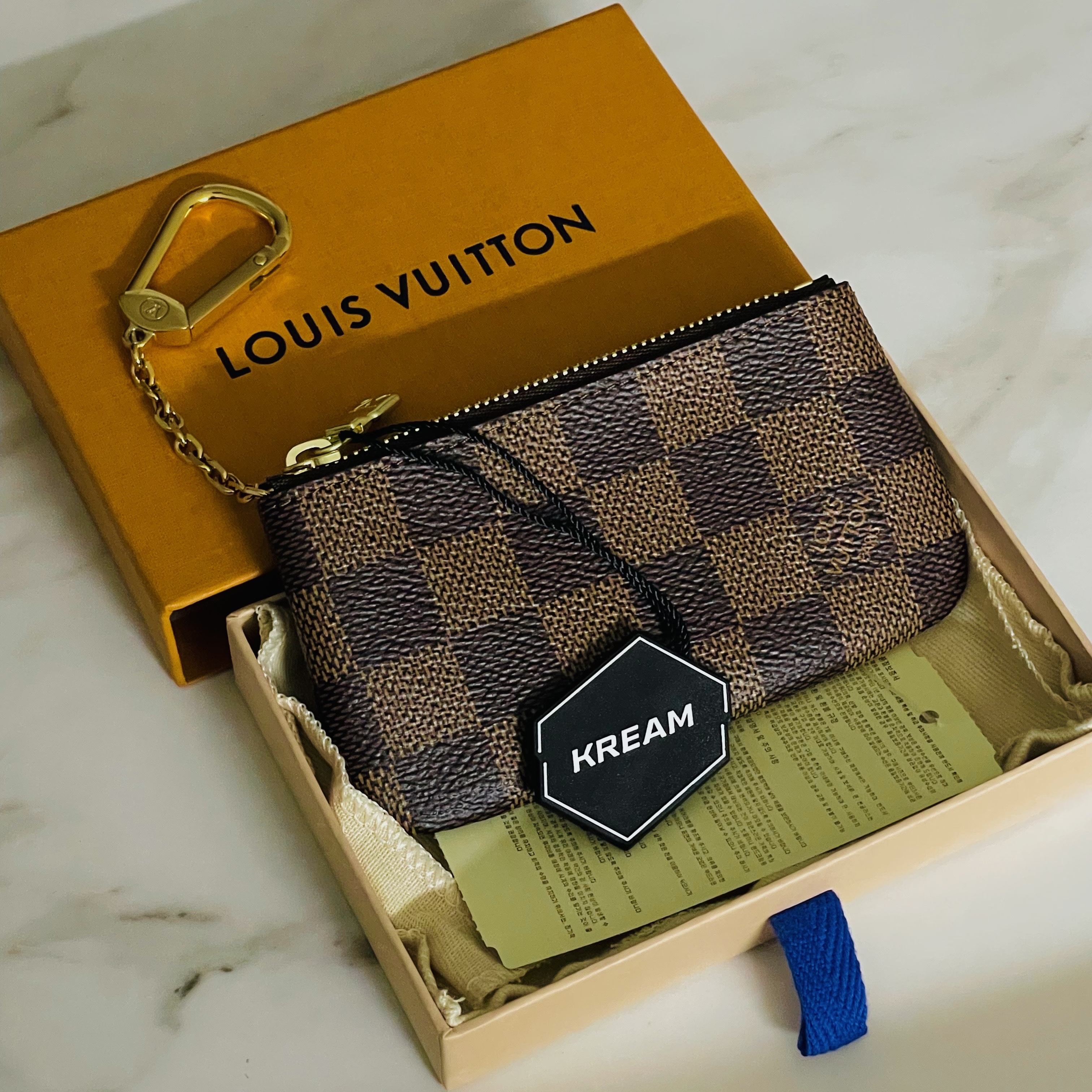Louis Vuitton Key Pouch Damier Ebene 착용 스타일