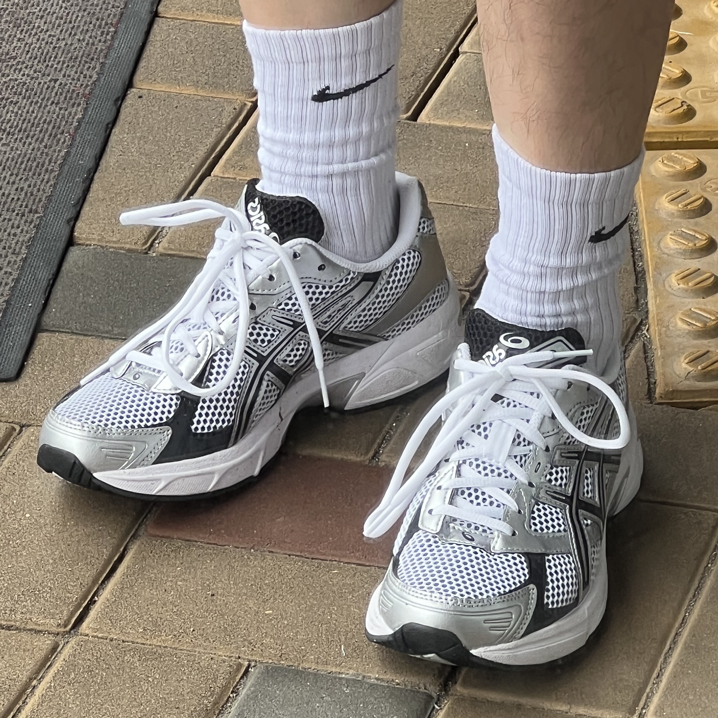 Asics Gel-1130 White Black 착용 스타일 - 1